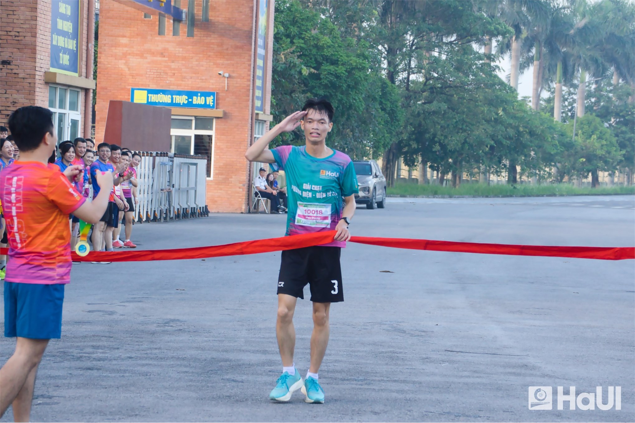 Lan tỏa tinh thần thể thao – kết nối yêu thương từ giải chạy “Hỗ trợ sinh viên có hoàn cảnh khó khăn” năm 2025 Trường Điện - Điện tử