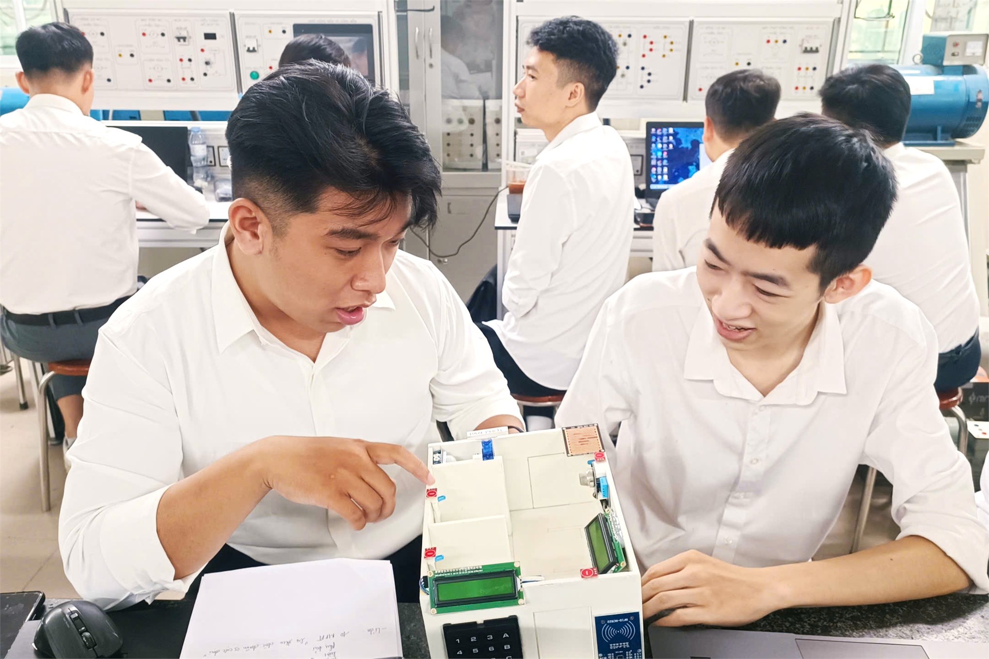 Từ giảng đường đến doanh nghiệp: Sinh viên Trường Điện – Điện tử được tuyển dụng ngay trước ngày bảo vệ đồ án tốt nghiệp