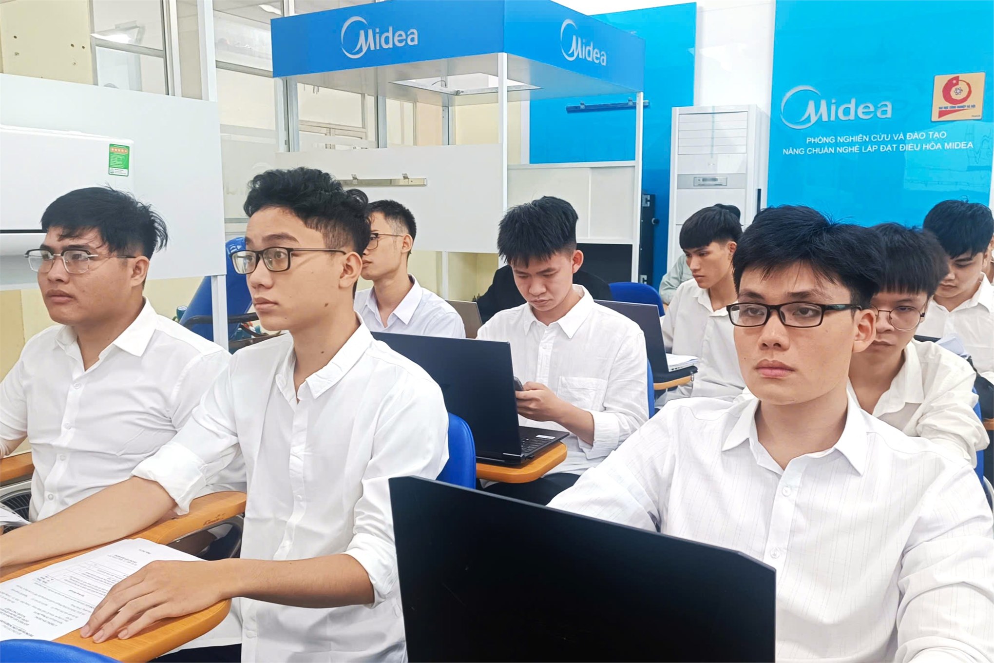 Từ giảng đường đến doanh nghiệp: Sinh viên Trường Điện – Điện tử được tuyển dụng ngay trước ngày bảo vệ đồ án tốt nghiệp