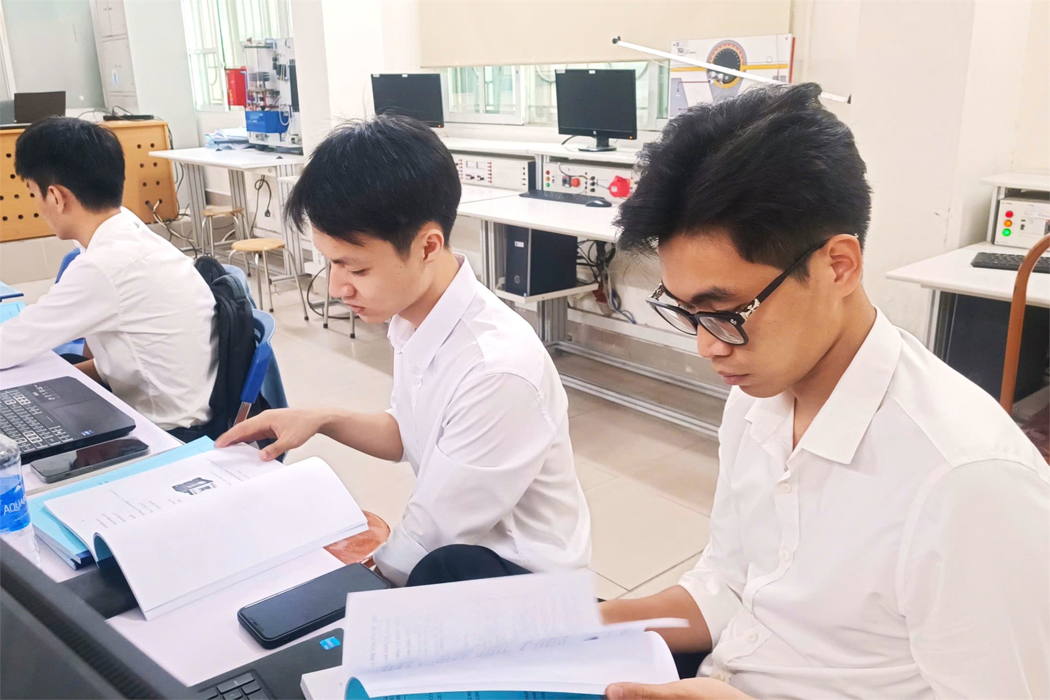 Từ giảng đường đến doanh nghiệp: Sinh viên Trường Điện – Điện tử được tuyển dụng ngay trước ngày bảo vệ đồ án tốt nghiệp