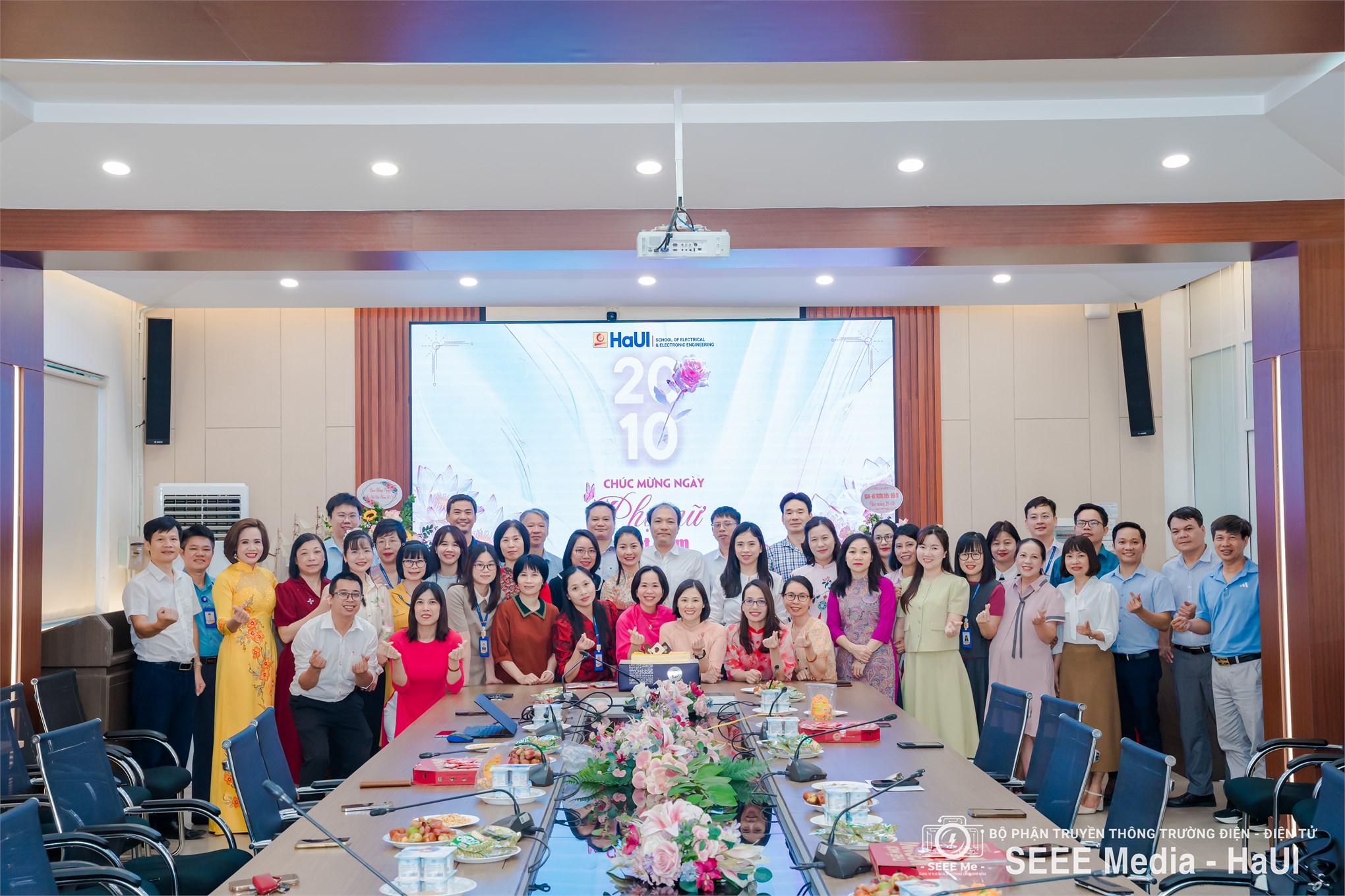 Ấm áp, truyền cảm hứng ngày 20/10 tại Trường Điện - Điện tử