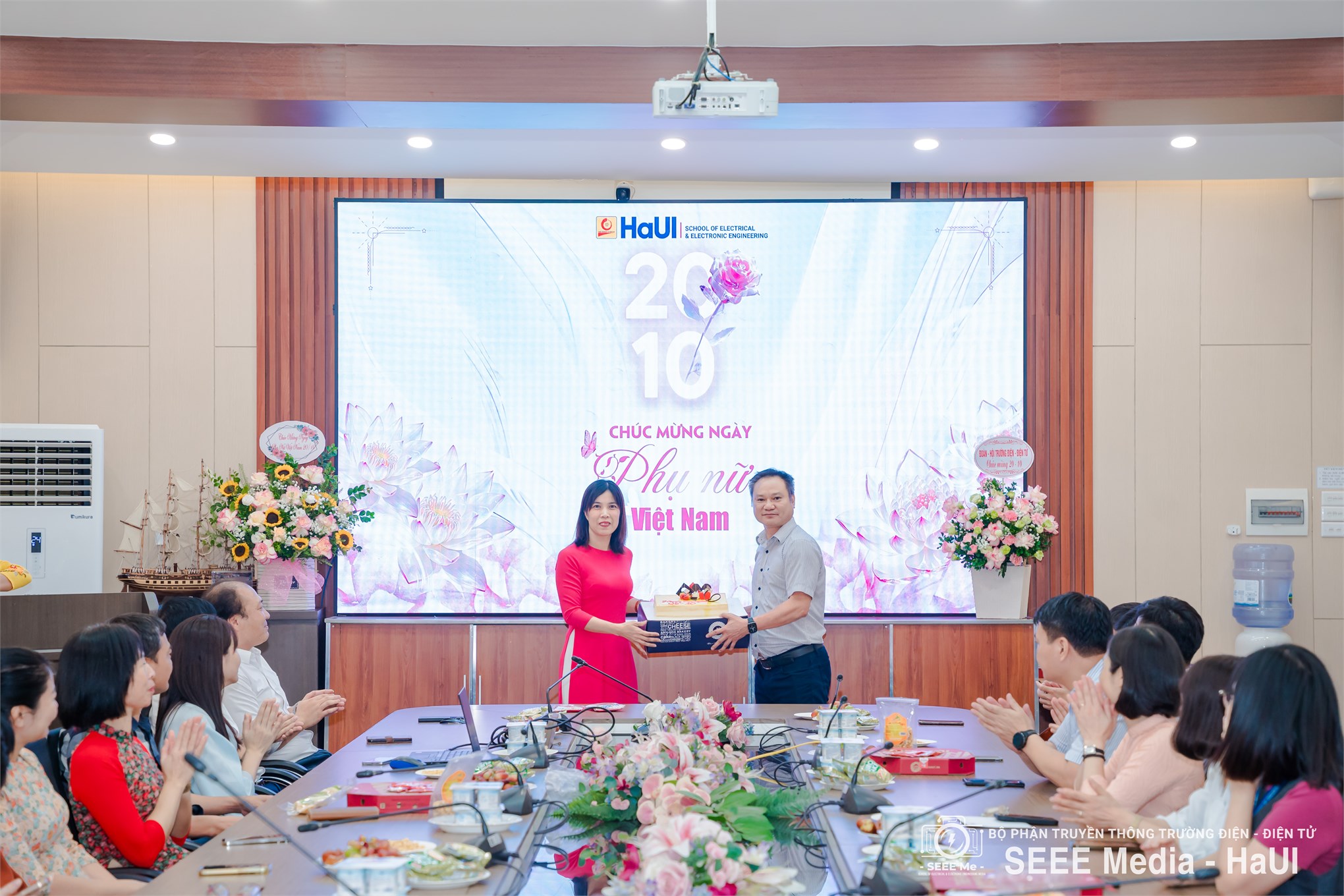 Ấm áp, truyền cảm hứng ngày 20/10 tại Trường Điện - Điện tử