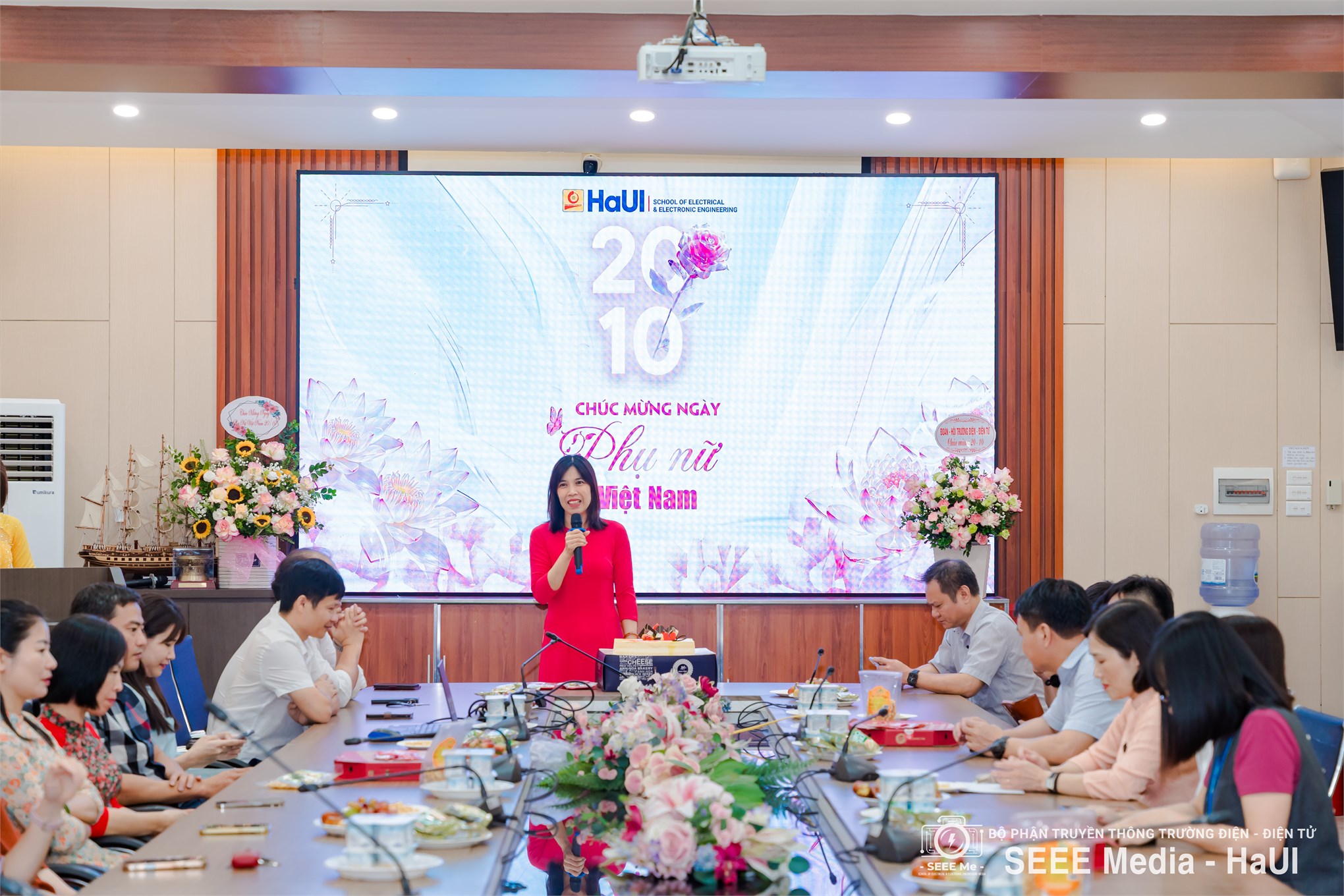 Ấm áp, truyền cảm hứng ngày 20/10 tại Trường Điện - Điện tử