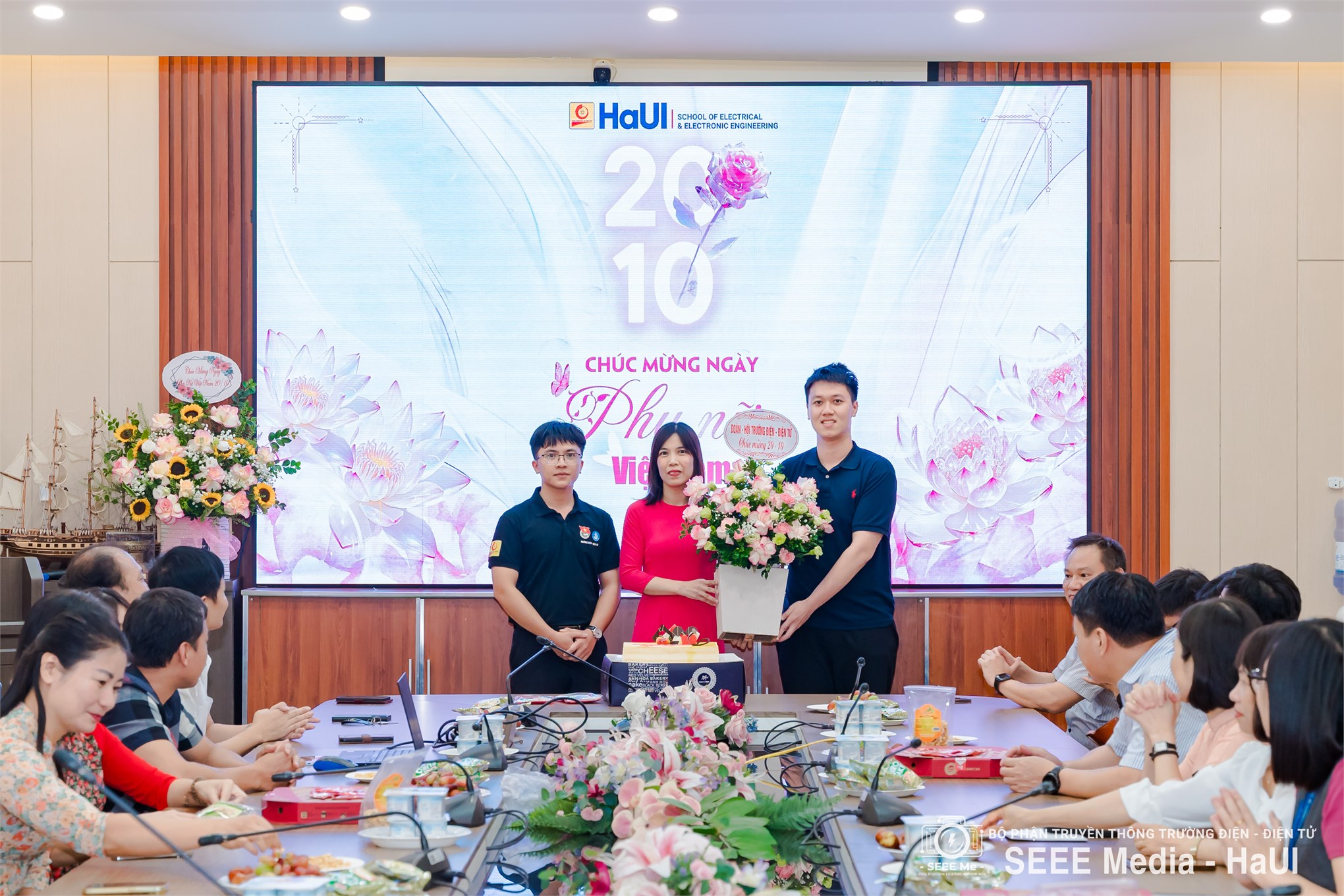 Ấm áp, truyền cảm hứng ngày 20/10 tại Trường Điện - Điện tử