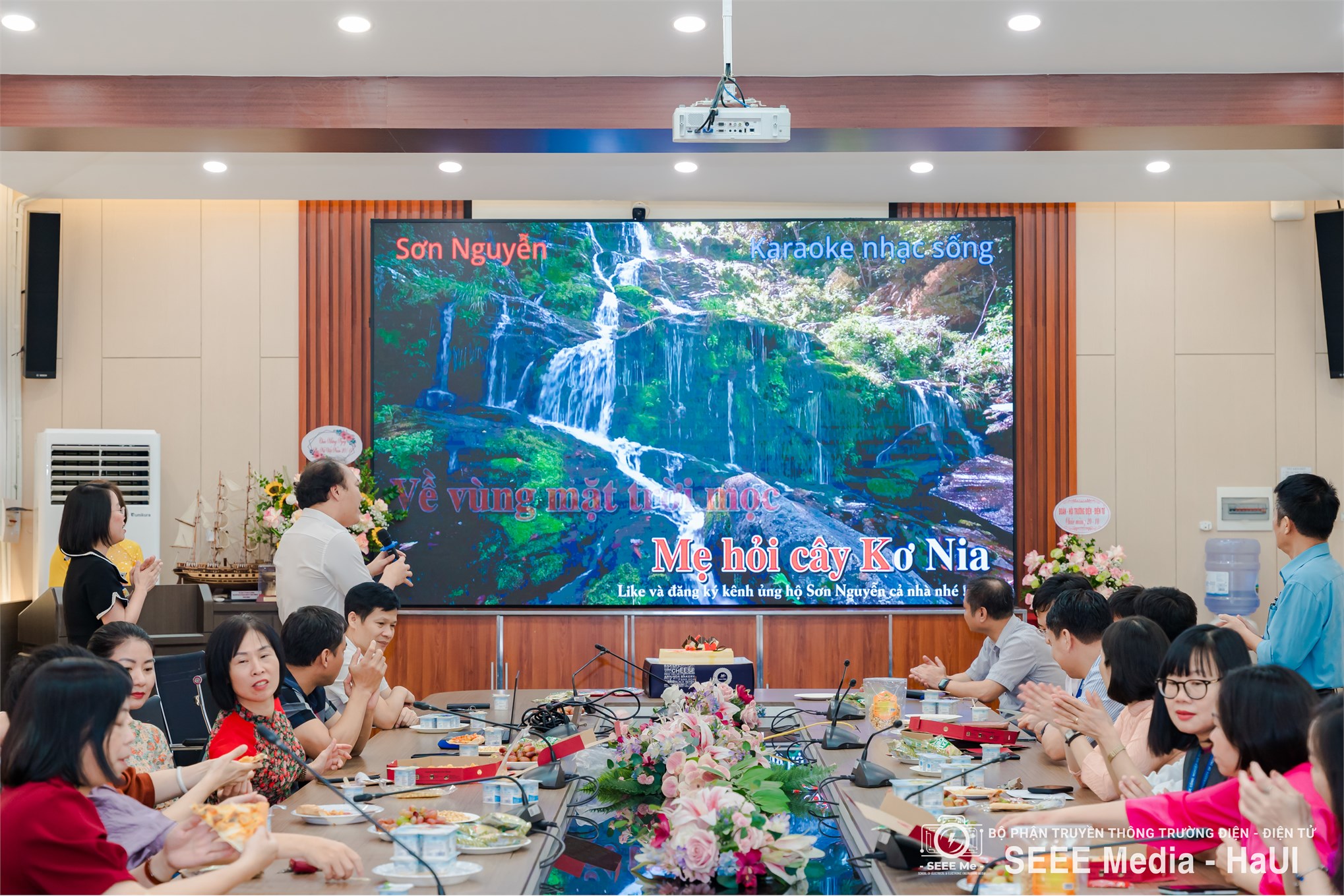 Ấm áp, truyền cảm hứng ngày 20/10 tại Trường Điện - Điện tử