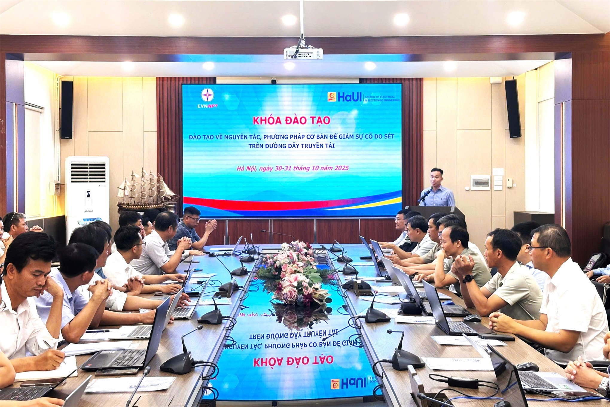 Trường Điện – Điện tử đồng hành cùng EVNNPT trong đào tạo chuyên sâu về giảm thiểu sự cố thiên tai trên hệ thống truyền tải điện