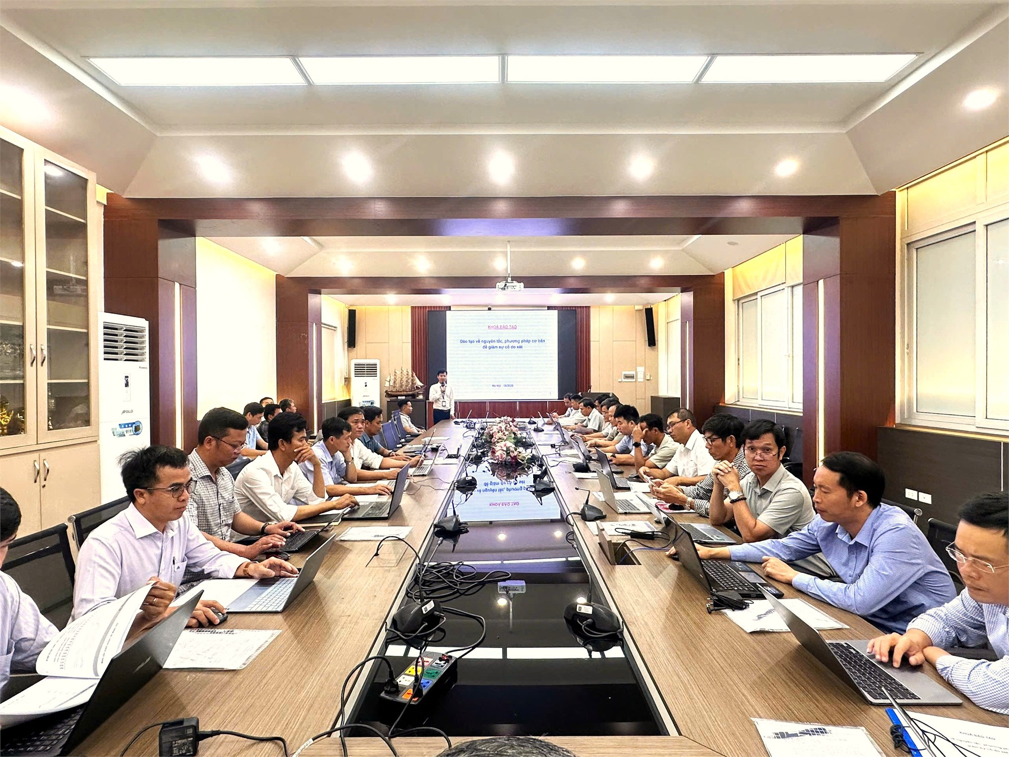 Trường Điện – Điện tử đồng hành cùng EVNNPT trong đào tạo chuyên sâu về giảm thiểu sự cố thiên tai trên hệ thống truyền tải điện