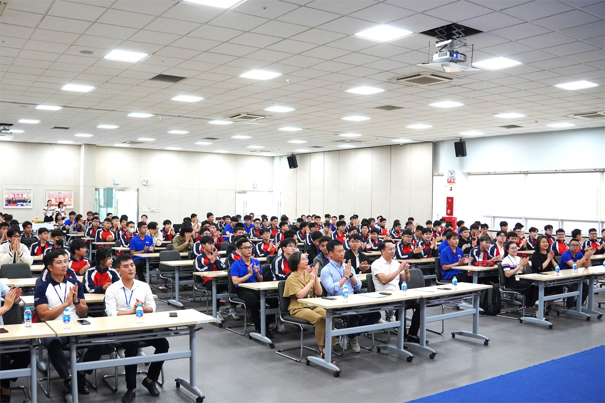 Trải nghiệm thực tế tại Hyundai KEFICO – Bước ra từ giảng đường, sinh viên Trường Điện – Điện tử học hỏi công nghệ hiện đại