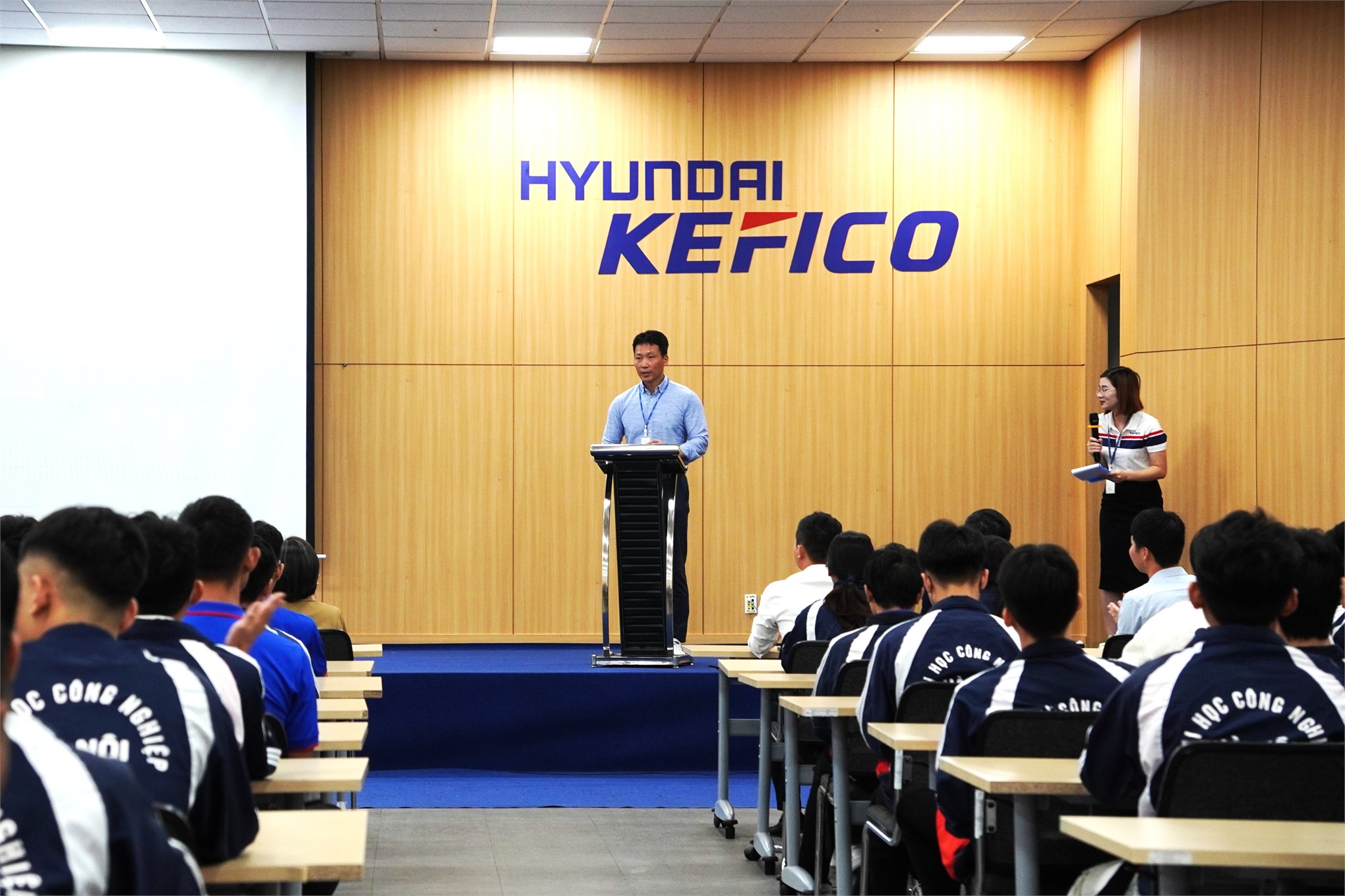 Trải nghiệm thực tế tại Hyundai KEFICO – Bước ra từ giảng đường, sinh viên Trường Điện – Điện tử học hỏi công nghệ hiện đại