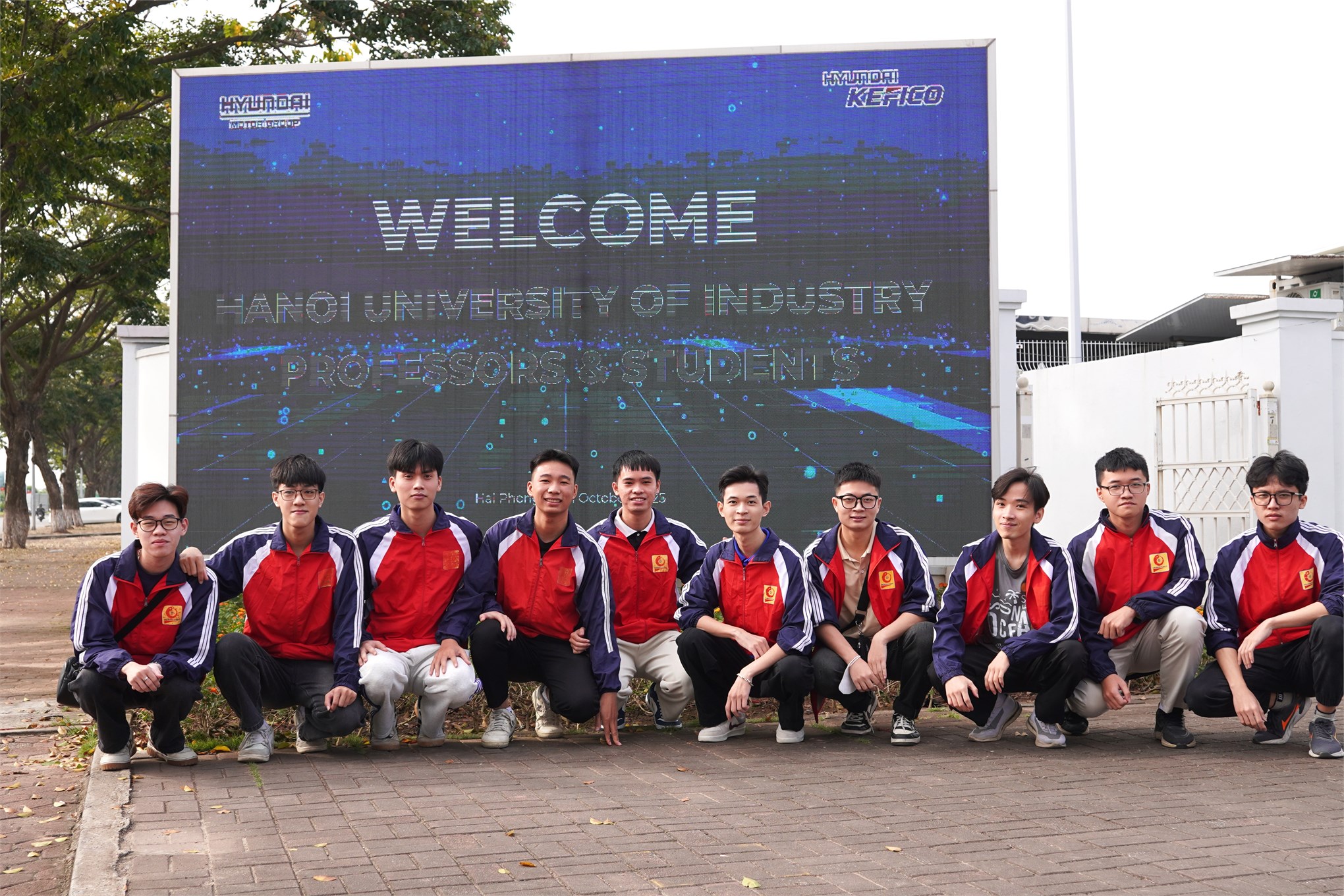 Trải nghiệm thực tế tại Hyundai KEFICO – Bước ra từ giảng đường, sinh viên Trường Điện – Điện tử học hỏi công nghệ hiện đại
