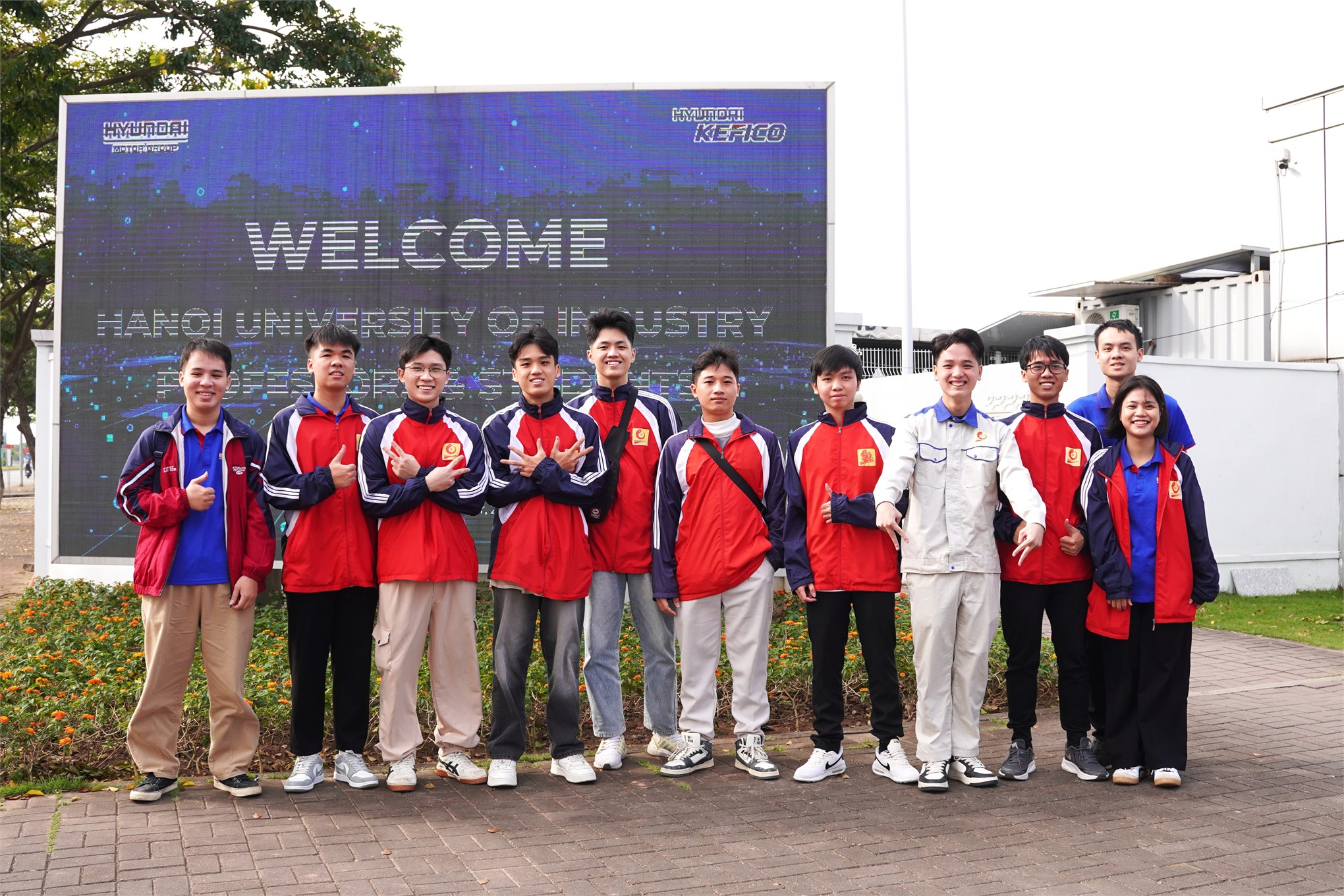 Trải nghiệm thực tế tại Hyundai KEFICO – Bước ra từ giảng đường, sinh viên Trường Điện – Điện tử học hỏi công nghệ hiện đại