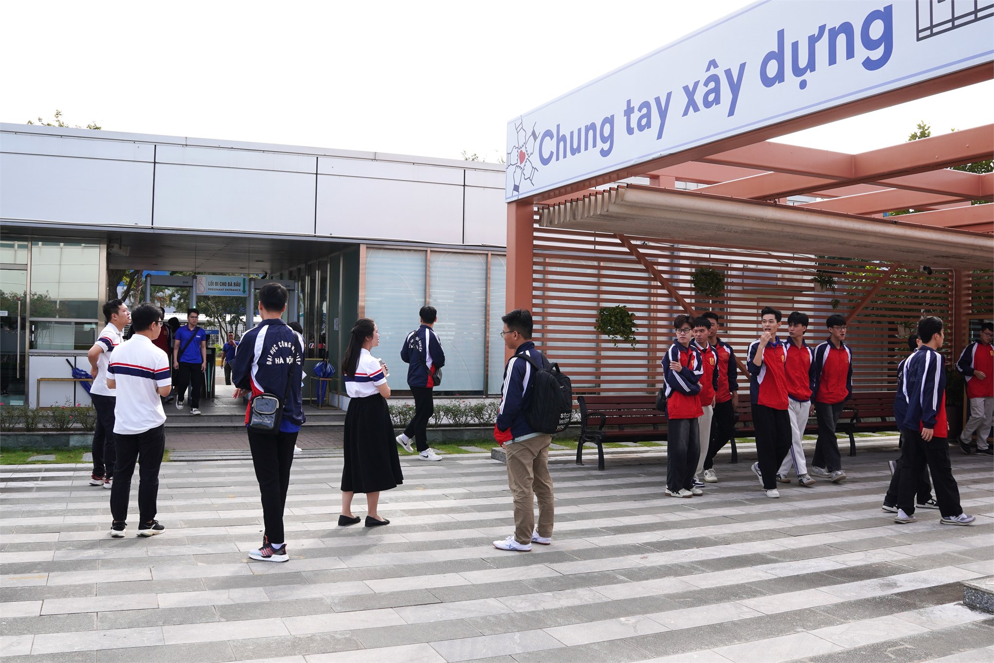 Trải nghiệm thực tế tại Hyundai KEFICO – Bước ra từ giảng đường, sinh viên Trường Điện – Điện tử học hỏi công nghệ hiện đại