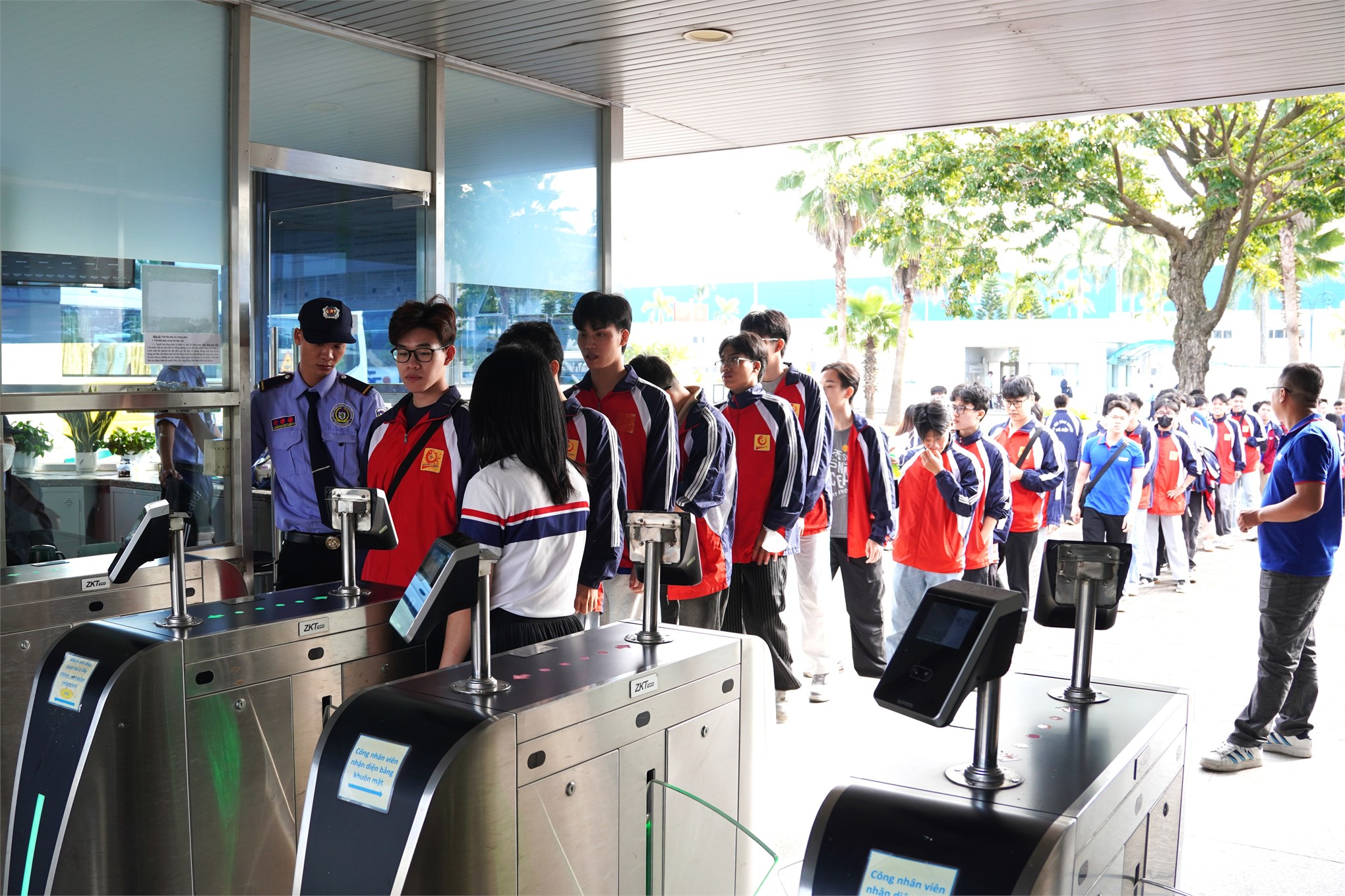 Trải nghiệm thực tế tại Hyundai KEFICO – Bước ra từ giảng đường, sinh viên Trường Điện – Điện tử học hỏi công nghệ hiện đại