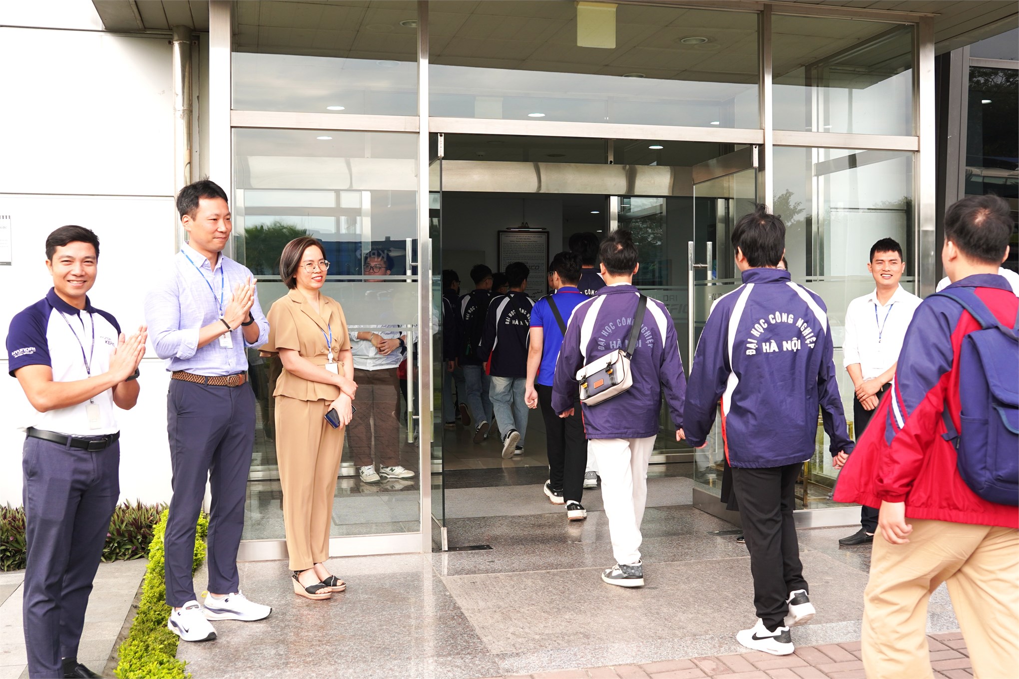 Trải nghiệm thực tế tại Hyundai KEFICO – Bước ra từ giảng đường, sinh viên Trường Điện – Điện tử học hỏi công nghệ hiện đại