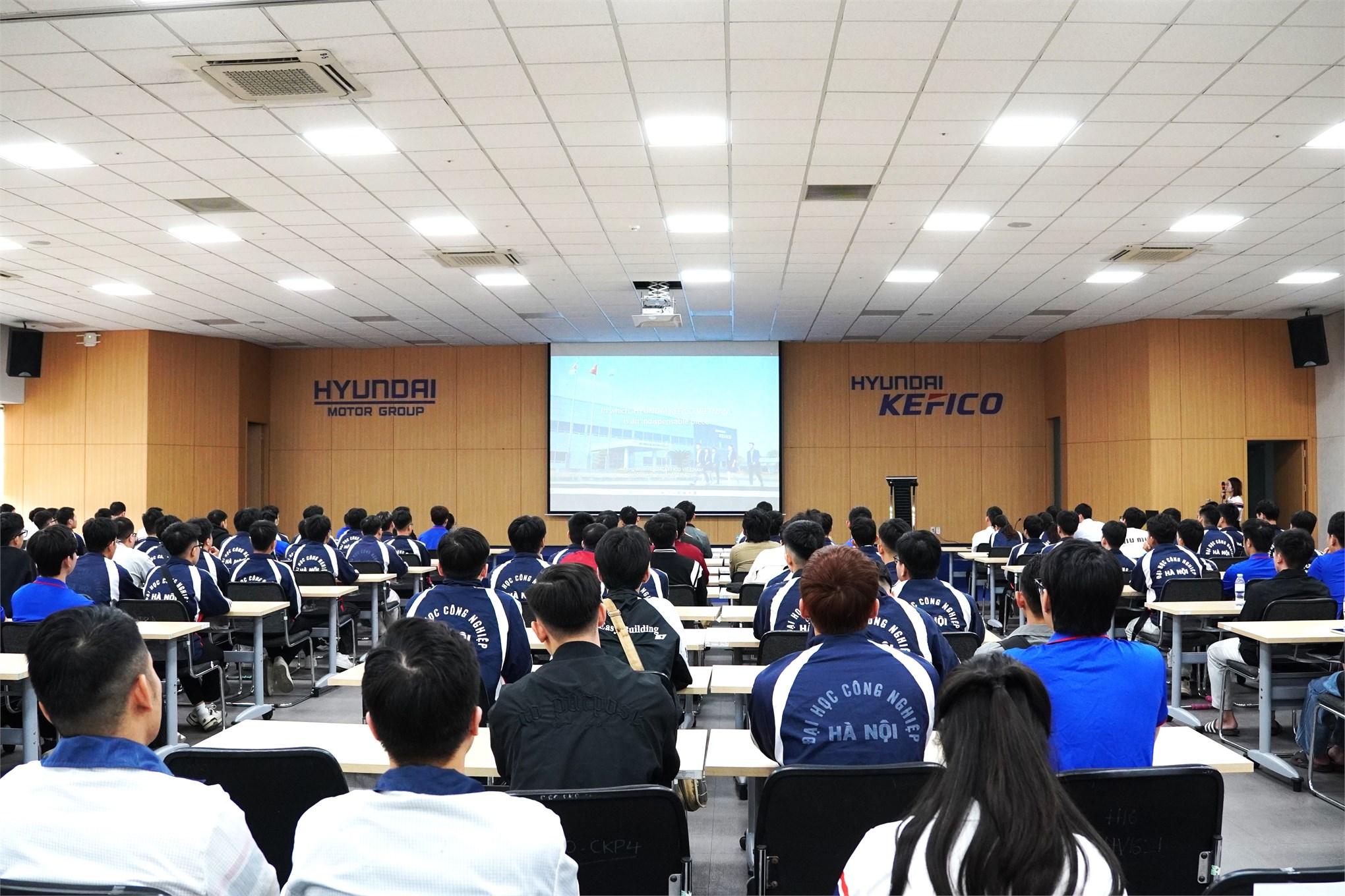 Trải nghiệm thực tế tại Hyundai KEFICO – Bước ra từ giảng đường, sinh viên Trường Điện – Điện tử học hỏi công nghệ hiện đại