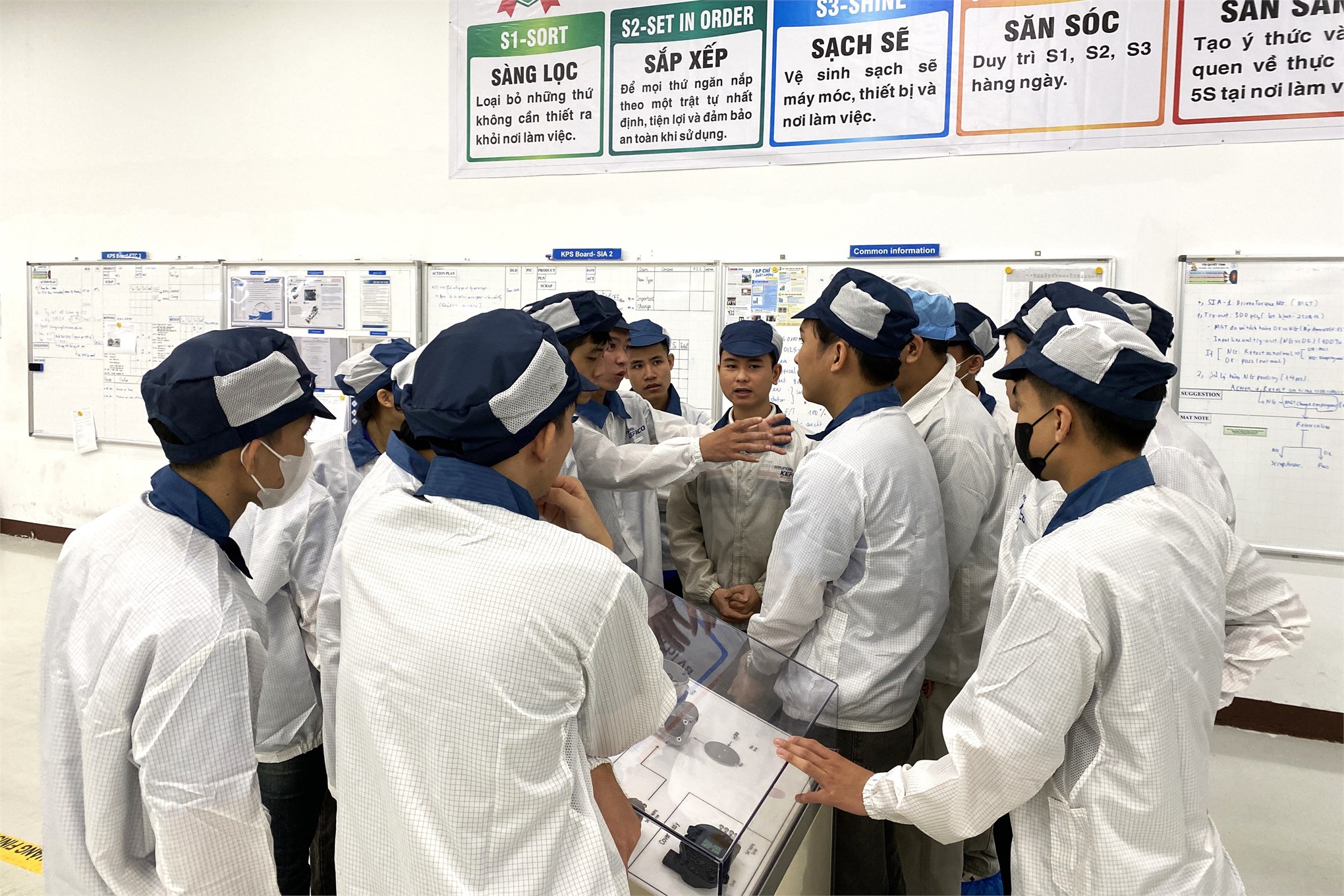 Trải nghiệm thực tế tại Hyundai KEFICO – Bước ra từ giảng đường, sinh viên Trường Điện – Điện tử học hỏi công nghệ hiện đại