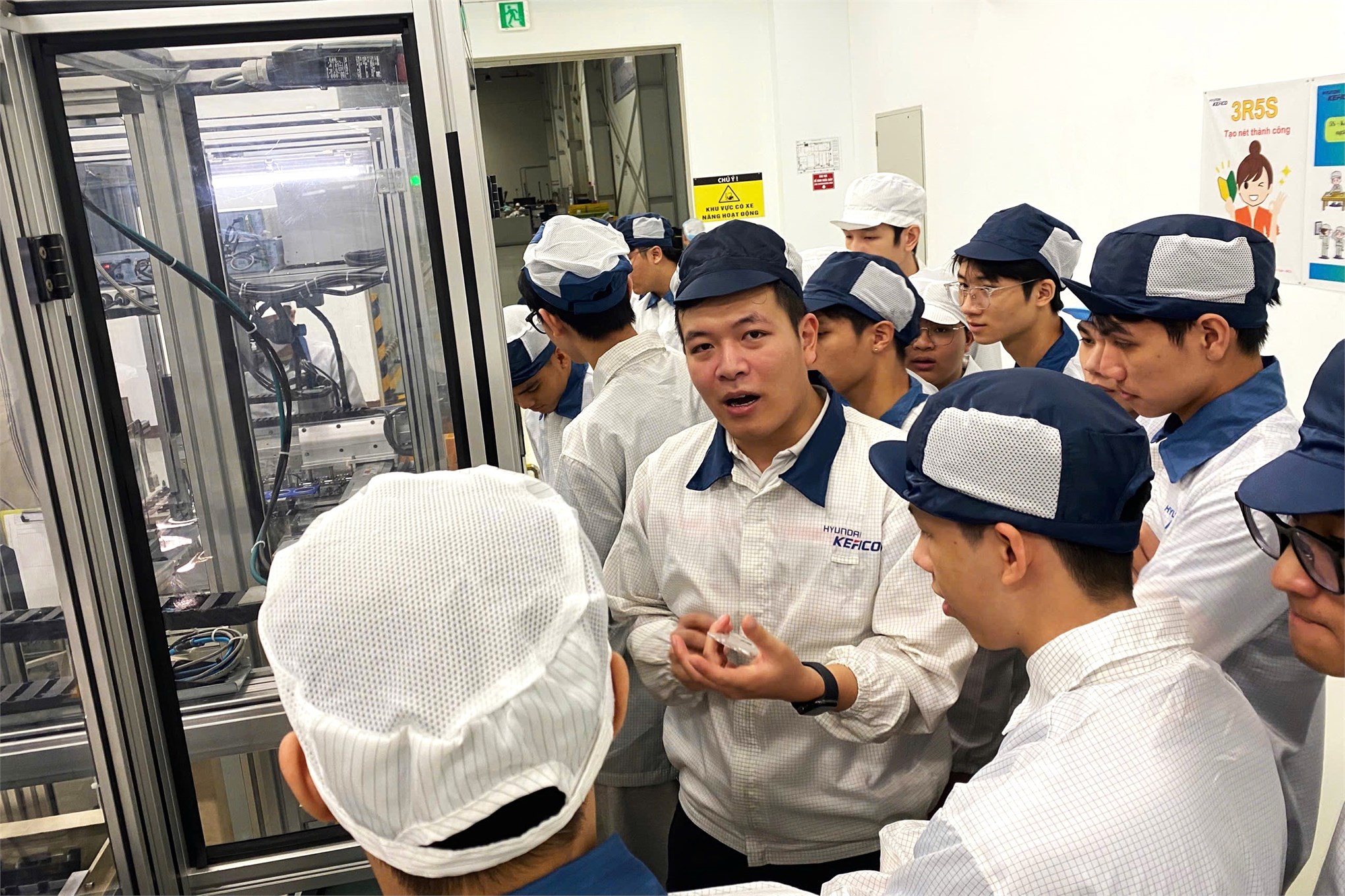 Trải nghiệm thực tế tại Hyundai KEFICO – Bước ra từ giảng đường, sinh viên Trường Điện – Điện tử học hỏi công nghệ hiện đại