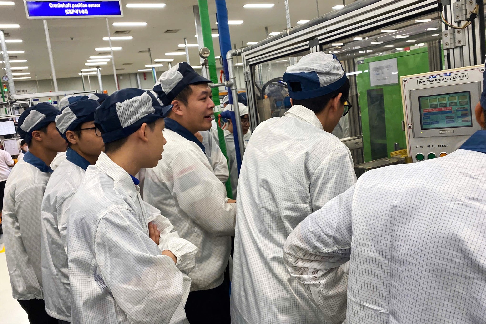 Trải nghiệm thực tế tại Hyundai KEFICO – Bước ra từ giảng đường, sinh viên Trường Điện – Điện tử học hỏi công nghệ hiện đại