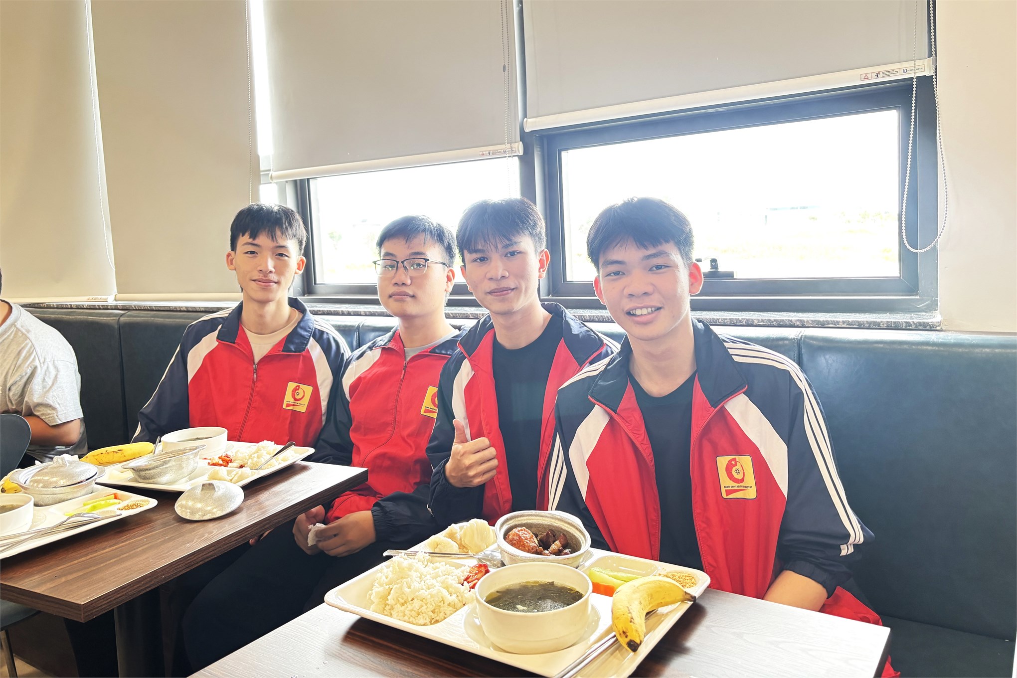 Trải nghiệm thực tế tại Hyundai KEFICO – Bước ra từ giảng đường, sinh viên Trường Điện – Điện tử học hỏi công nghệ hiện đại