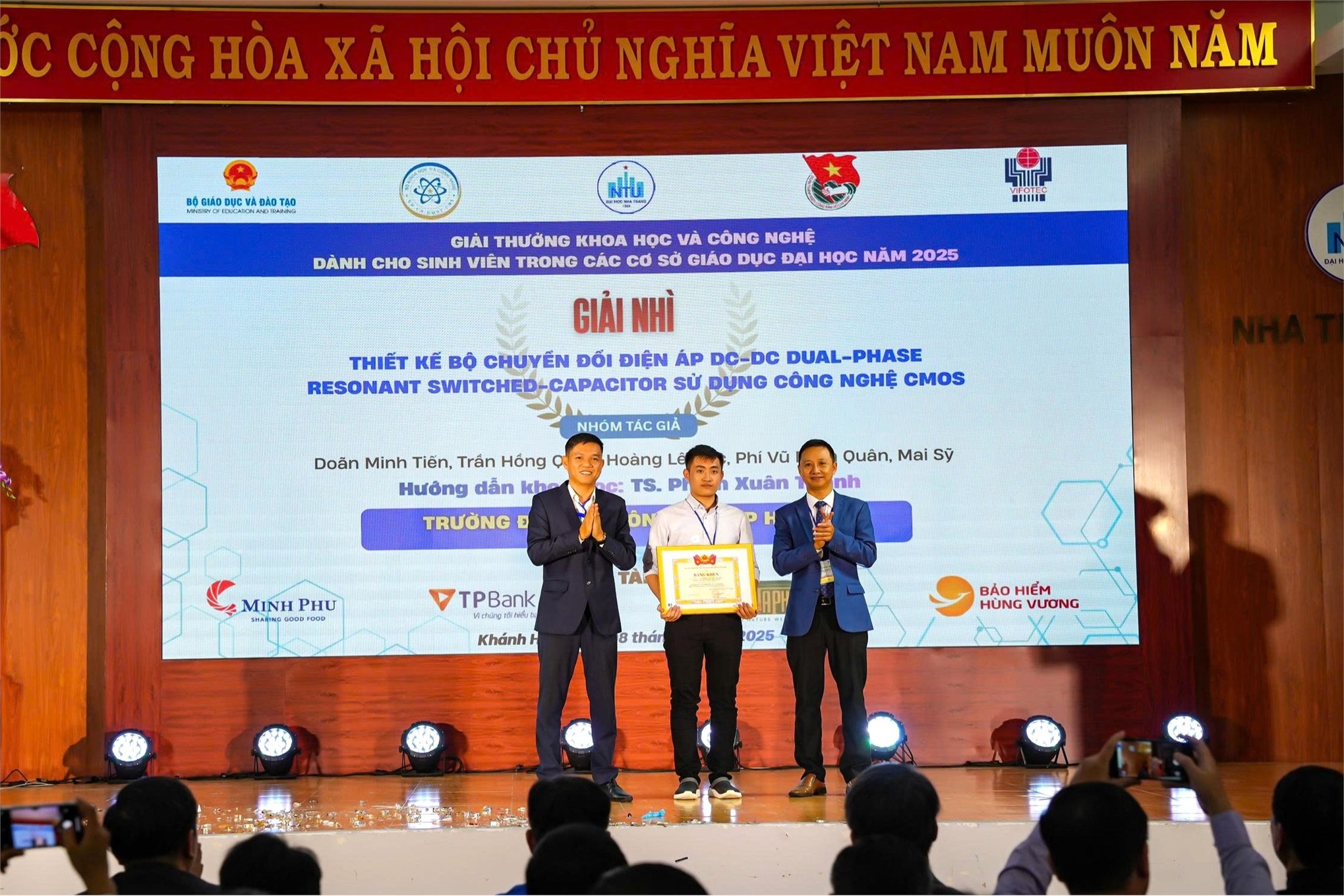 Sinh viên Trường Điện – Điện tử đạt Giải Nhì Giải thưởng Khoa học và Công nghệ sinh viên toàn quốc năm 2025