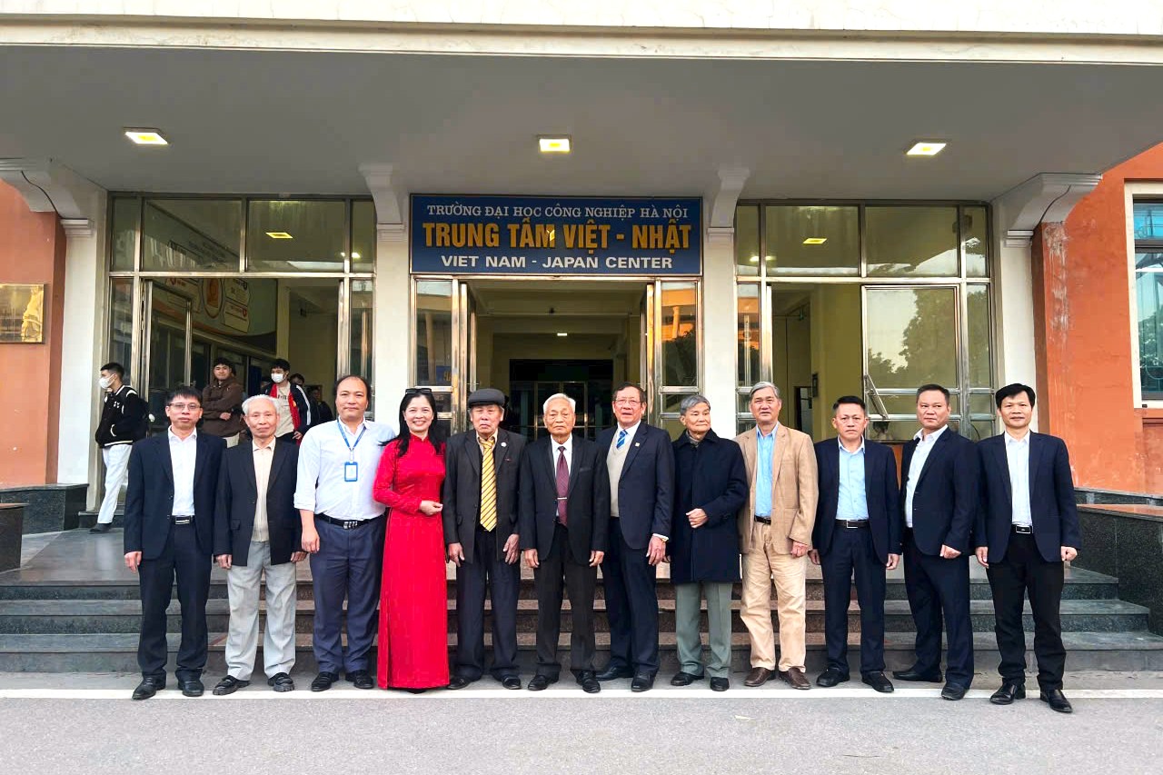 Hành trình tri ân 20/11 – Kết nối những thế hệ Trường Điện – Điện tử