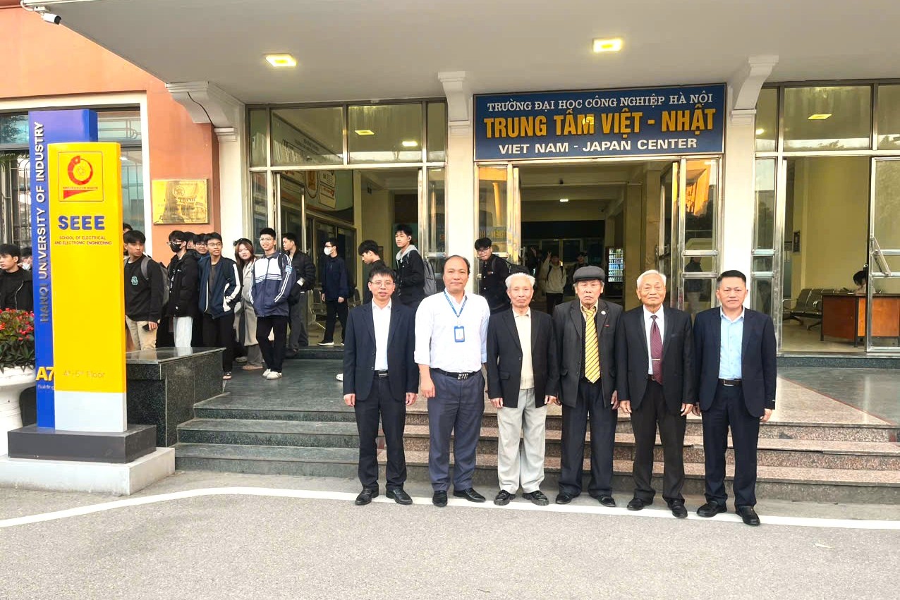 Hành trình tri ân 20/11 – Kết nối những thế hệ Trường Điện – Điện tử