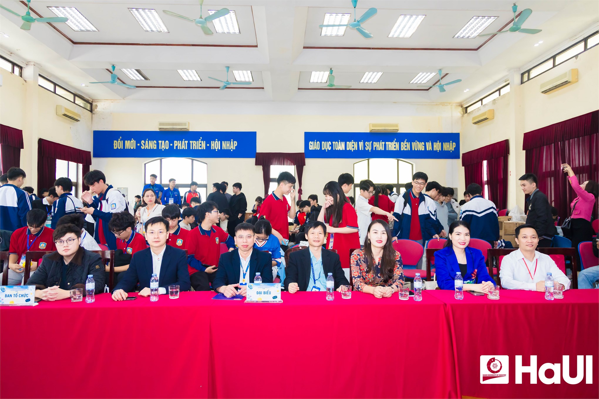 Sôi động Sky Target Challenge 2025 tại Trường Điện – Điện tử, kết nối đam mê công nghệ học sinh – sinh viên