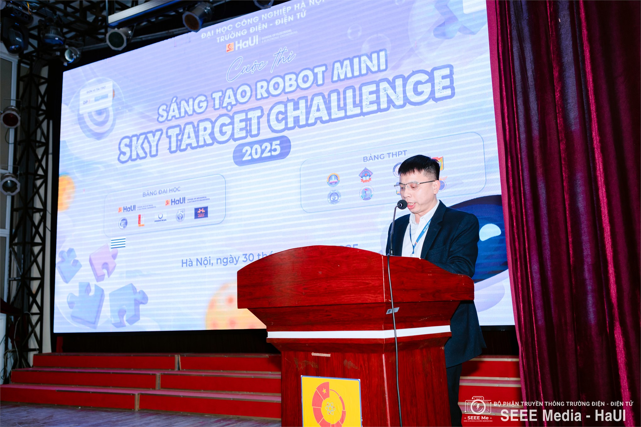 Sôi động Sky Target Challenge 2025 tại Trường Điện – Điện tử, kết nối đam mê công nghệ học sinh – sinh viên