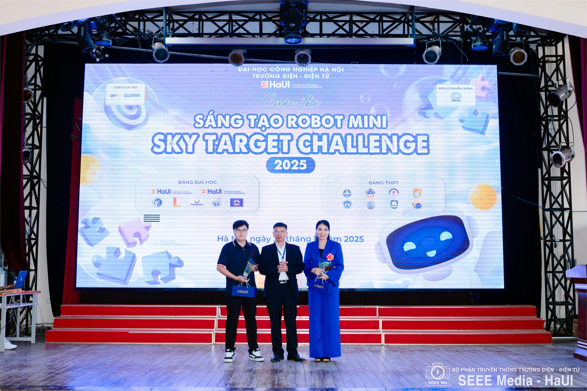 Sôi động Sky Target Challenge 2025 tại Trường Điện – Điện tử, kết nối đam mê công nghệ học sinh – sinh viên