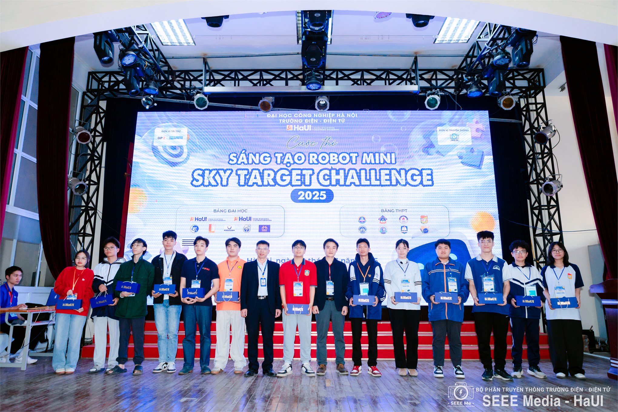 Sôi động Sky Target Challenge 2025 tại Trường Điện – Điện tử, kết nối đam mê công nghệ học sinh – sinh viên