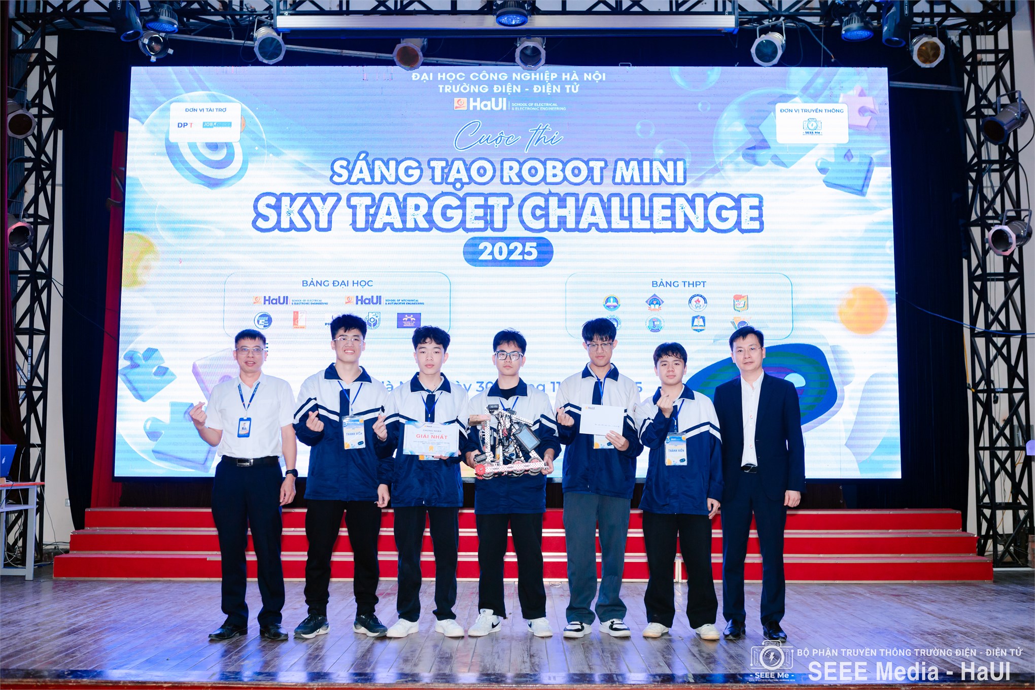 Sôi động Sky Target Challenge 2025 tại Trường Điện – Điện tử, kết nối đam mê công nghệ học sinh – sinh viên