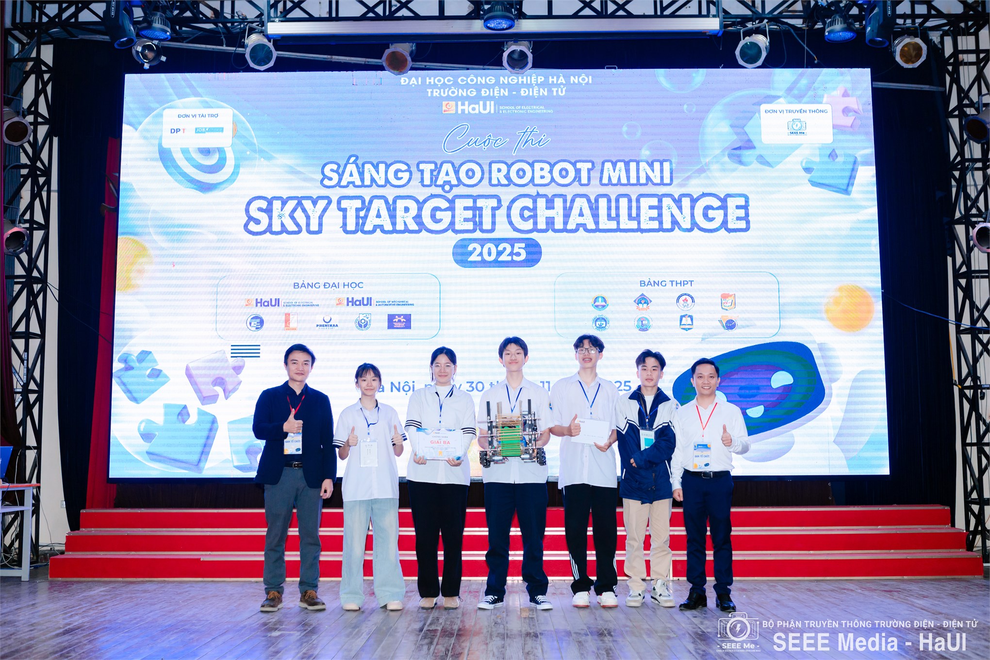 Sôi động Sky Target Challenge 2025 tại Trường Điện – Điện tử, kết nối đam mê công nghệ học sinh – sinh viên