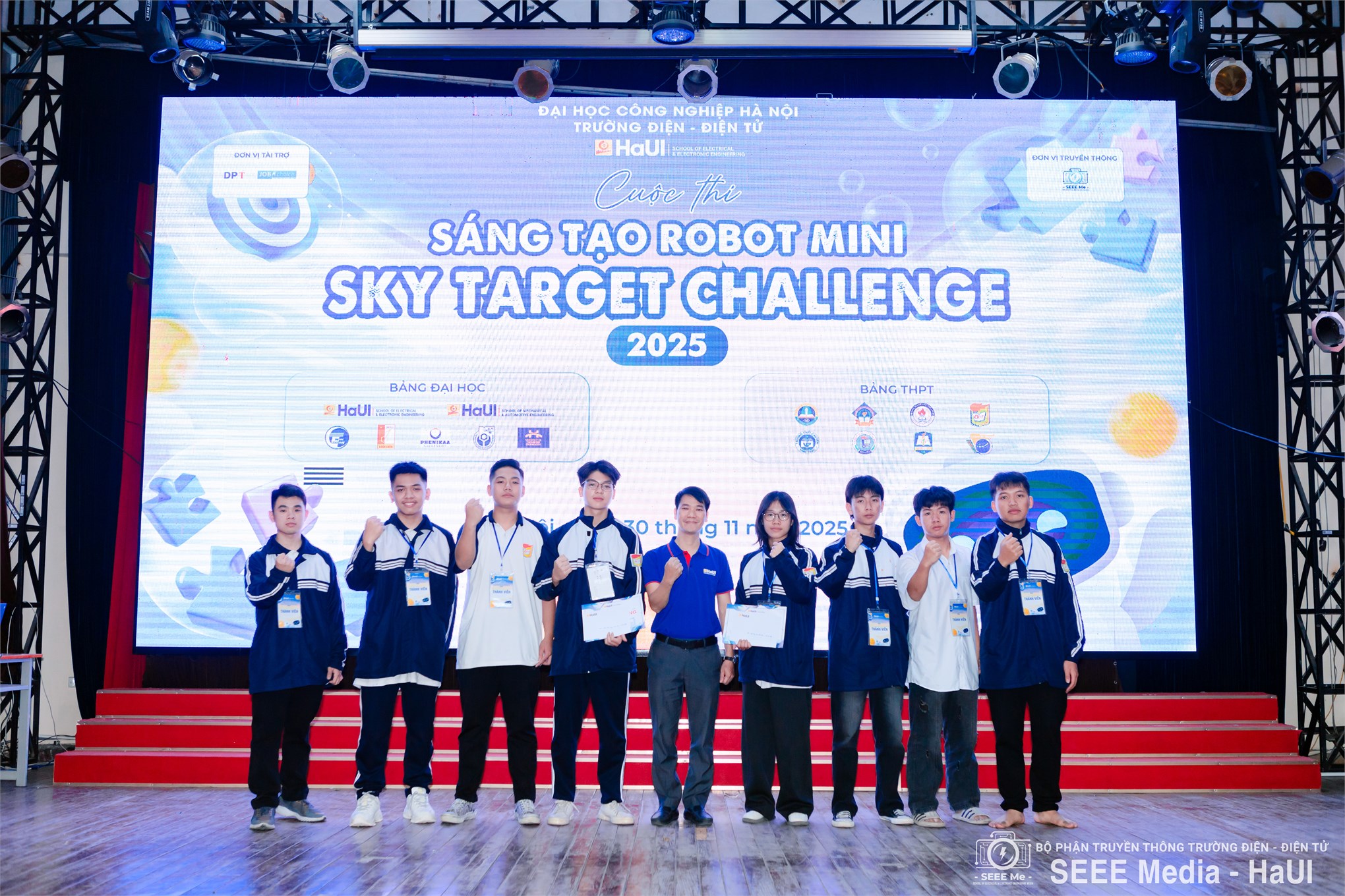 Sôi động Sky Target Challenge 2025 tại Trường Điện – Điện tử, kết nối đam mê công nghệ học sinh – sinh viên