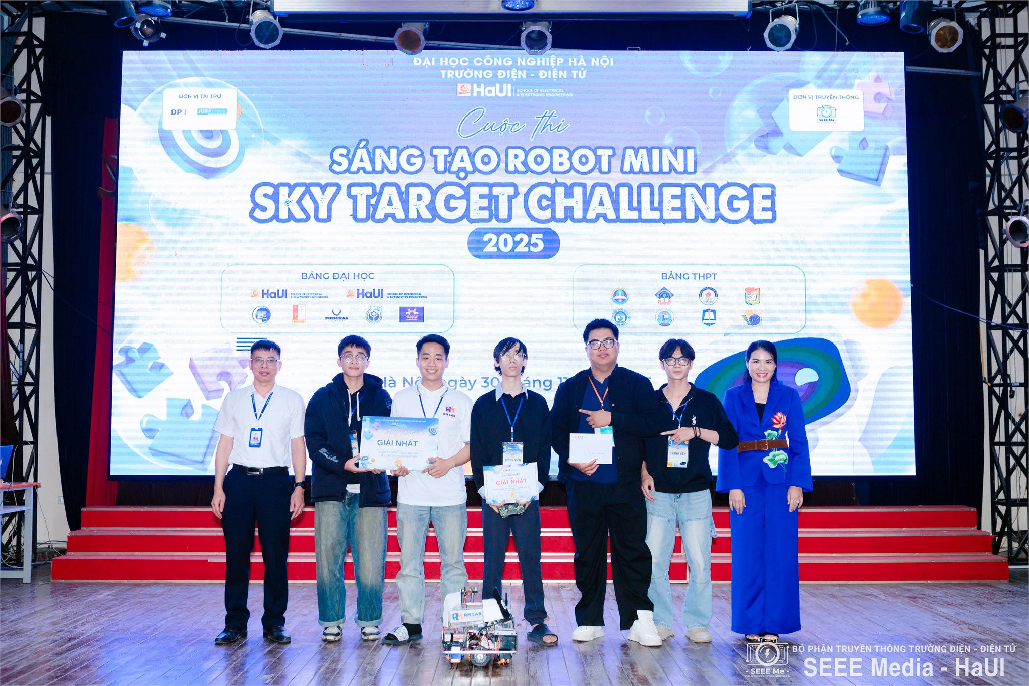 Sôi động Sky Target Challenge 2025 tại Trường Điện – Điện tử, kết nối đam mê công nghệ học sinh – sinh viên