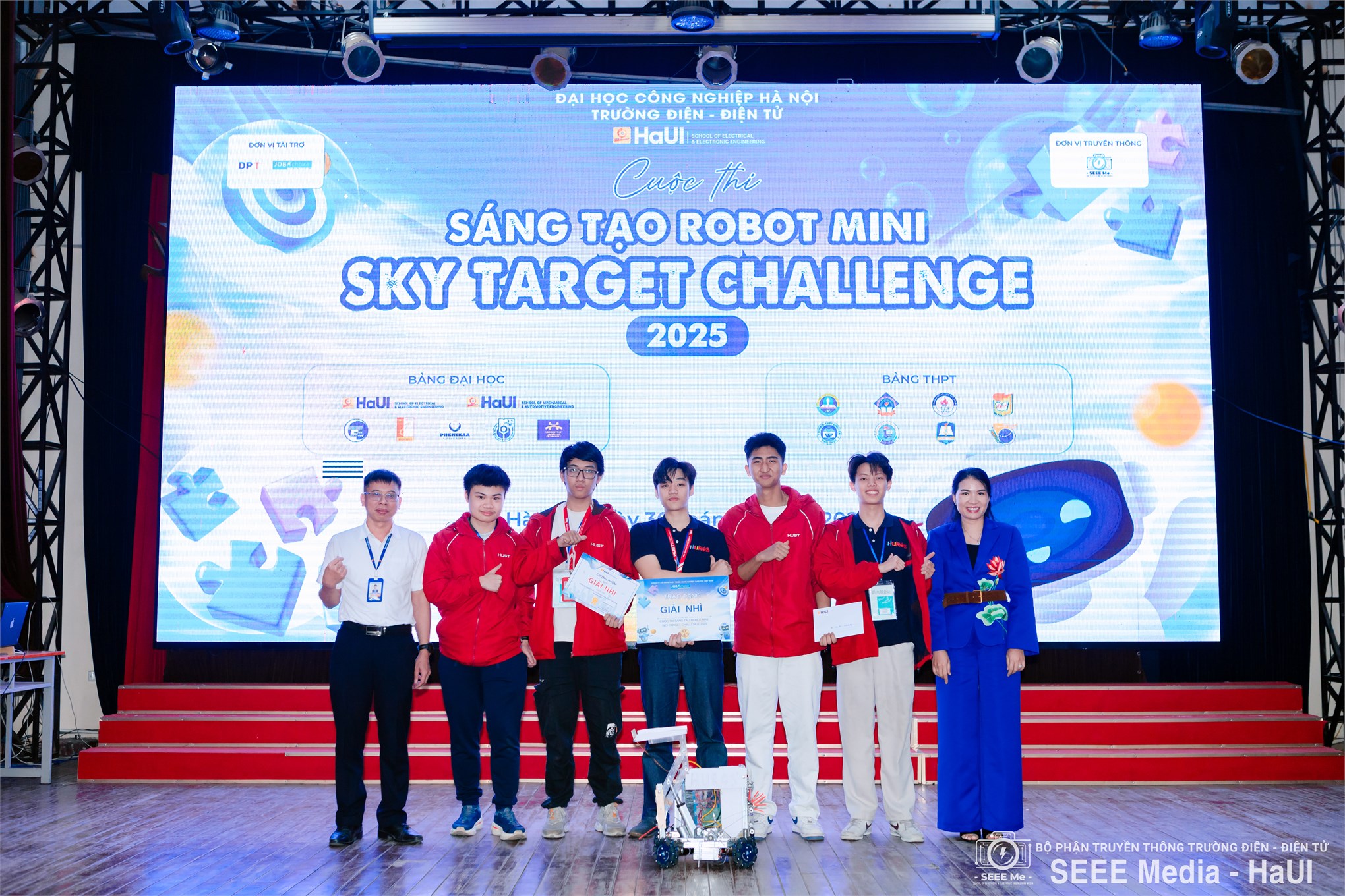 Sôi động Sky Target Challenge 2025 tại Trường Điện – Điện tử, kết nối đam mê công nghệ học sinh – sinh viên