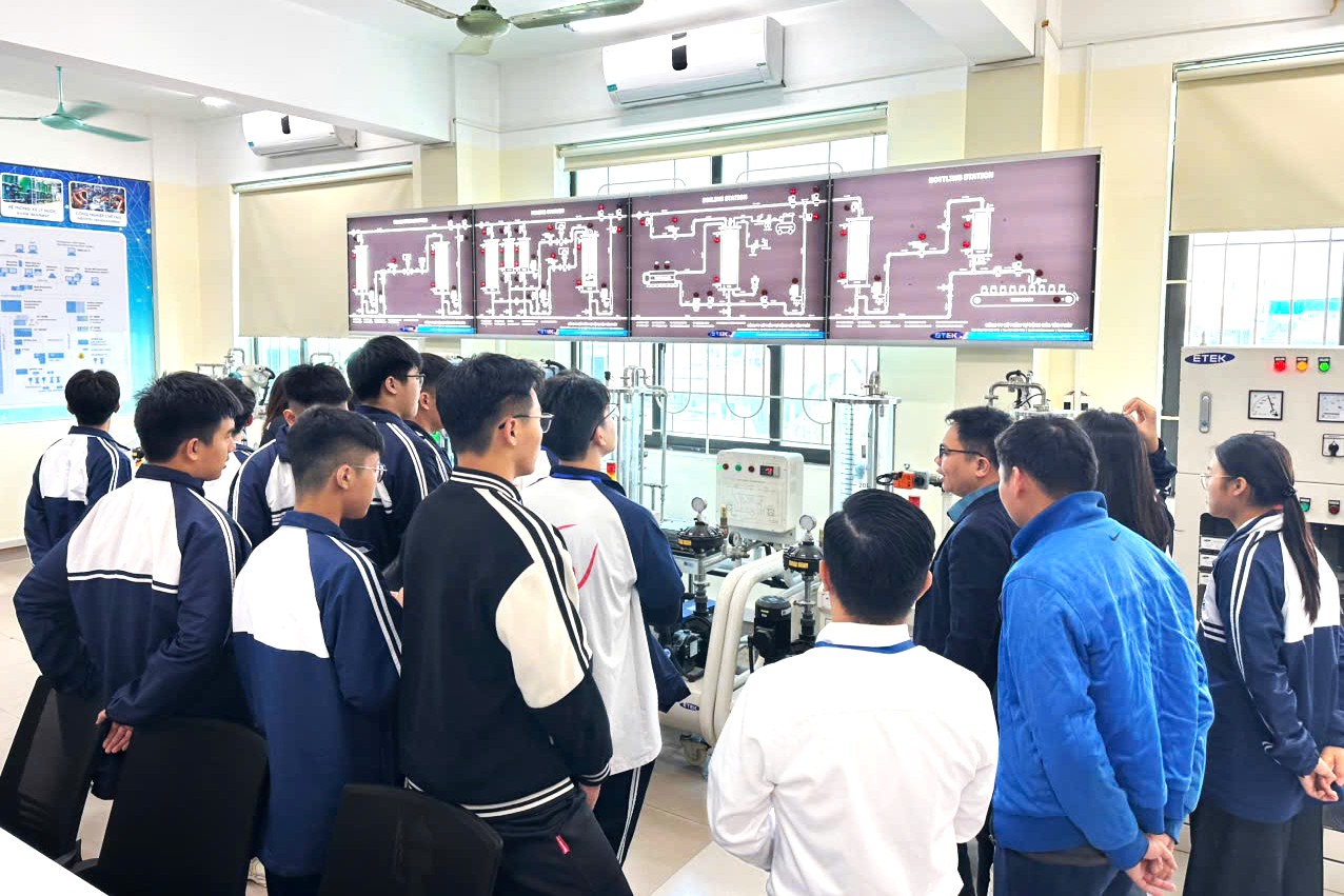 Sôi động Sky Target Challenge 2025 tại Trường Điện – Điện tử, kết nối đam mê công nghệ học sinh – sinh viên