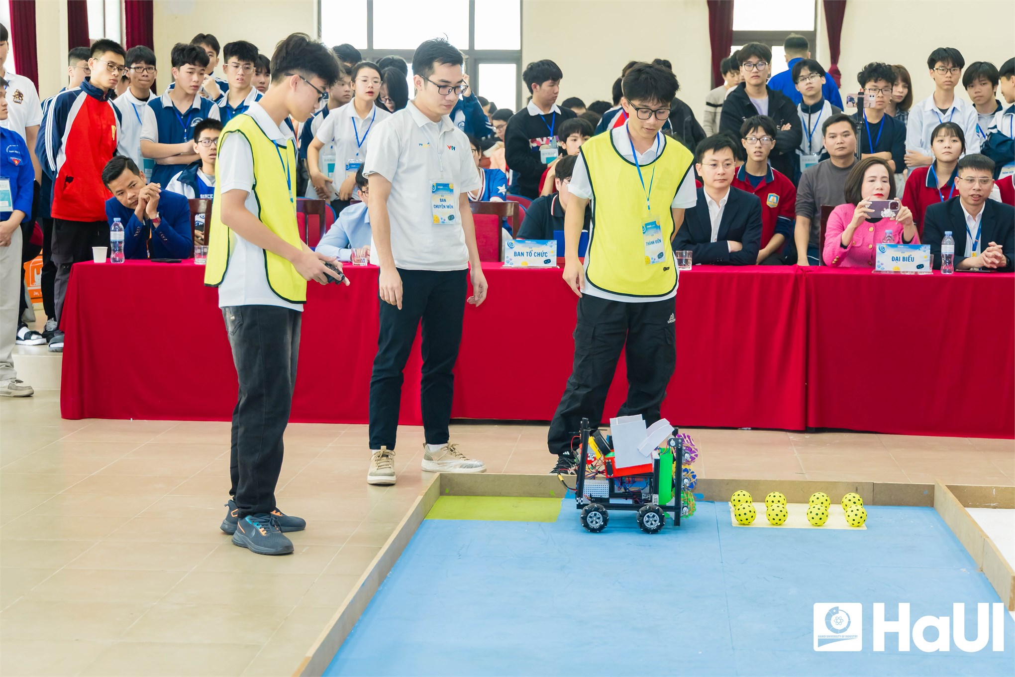 Sôi động Sky Target Challenge 2025 tại Trường Điện – Điện tử, kết nối đam mê công nghệ học sinh – sinh viên