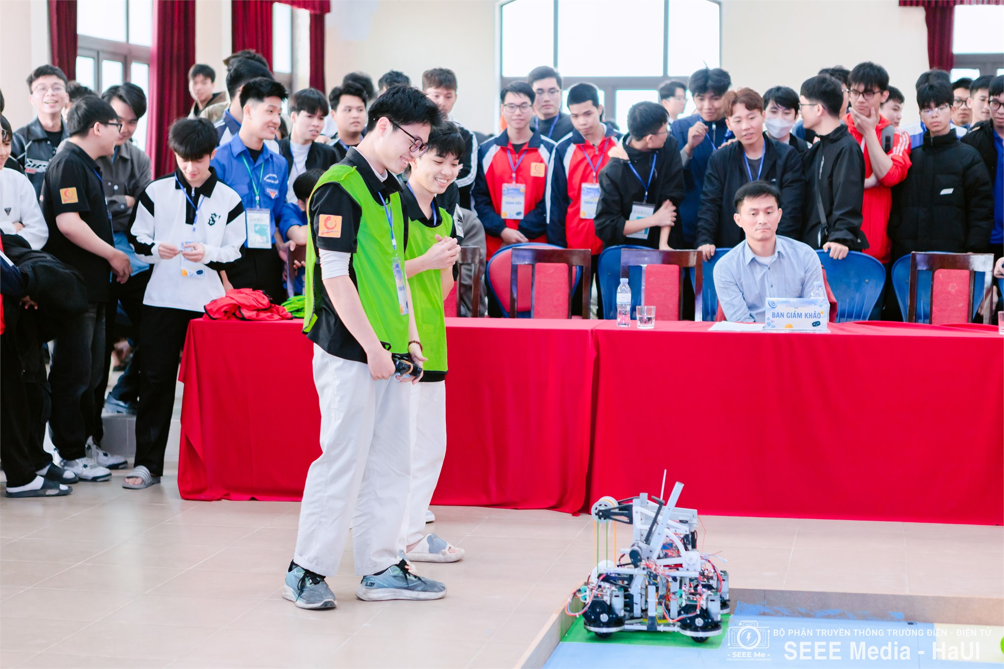 Sôi động Sky Target Challenge 2025 tại Trường Điện – Điện tử, kết nối đam mê công nghệ học sinh – sinh viên