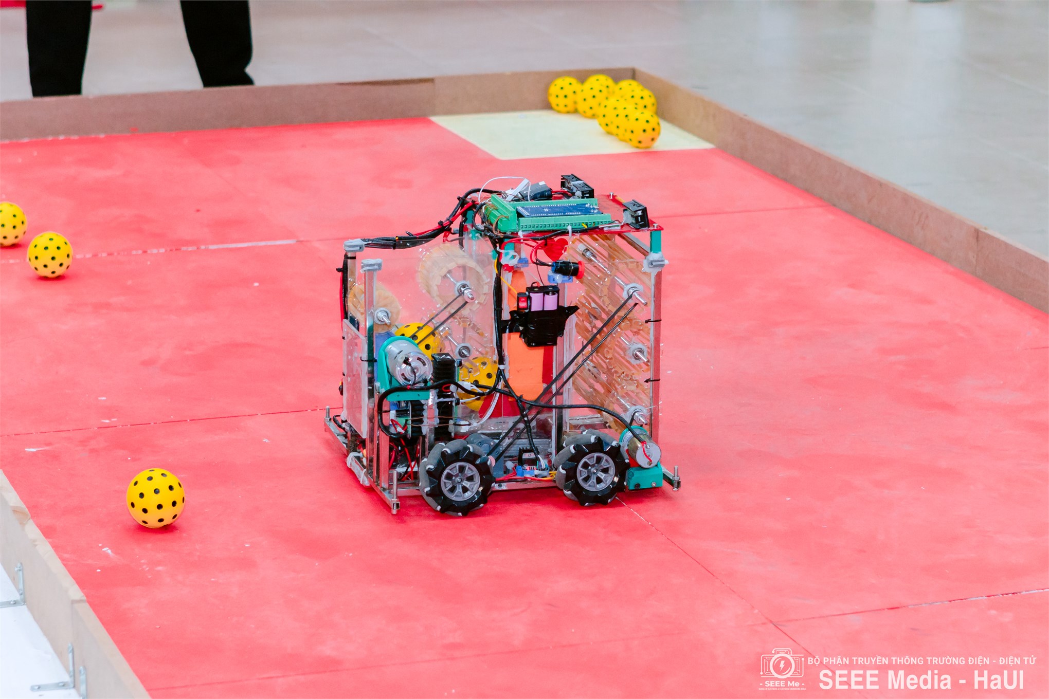 Sôi động Sky Target Challenge 2025 tại Trường Điện – Điện tử, kết nối đam mê công nghệ học sinh – sinh viên