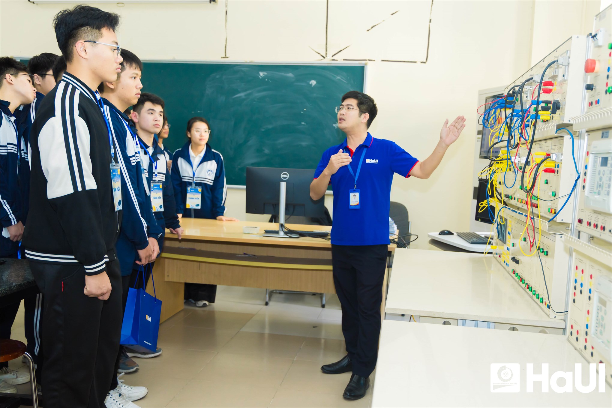 Sôi động Sky Target Challenge 2025 tại Trường Điện – Điện tử, kết nối đam mê công nghệ học sinh – sinh viên