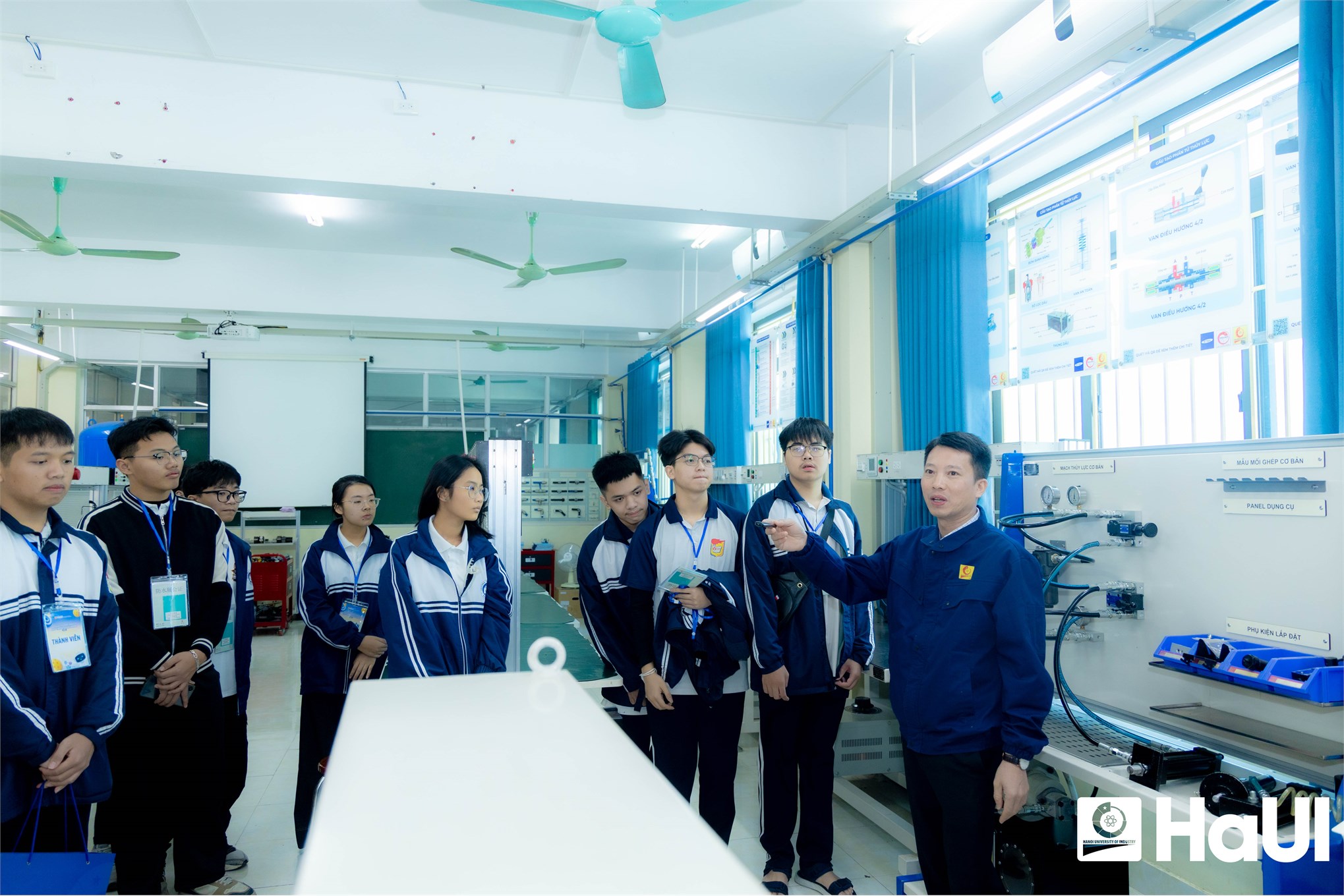 Sôi động Sky Target Challenge 2025 tại Trường Điện – Điện tử, kết nối đam mê công nghệ học sinh – sinh viên