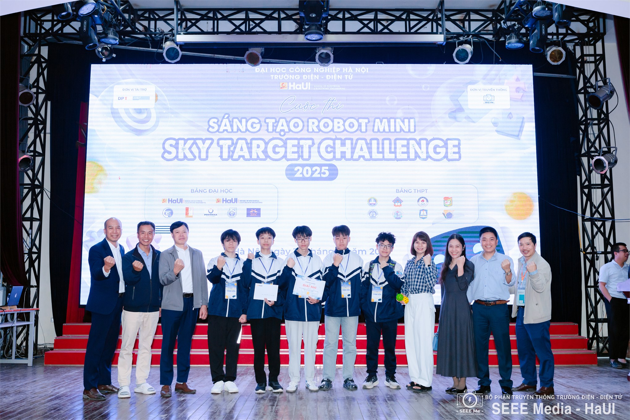 Sôi động Sky Target Challenge 2025 tại Trường Điện – Điện tử, kết nối đam mê công nghệ học sinh – sinh viên