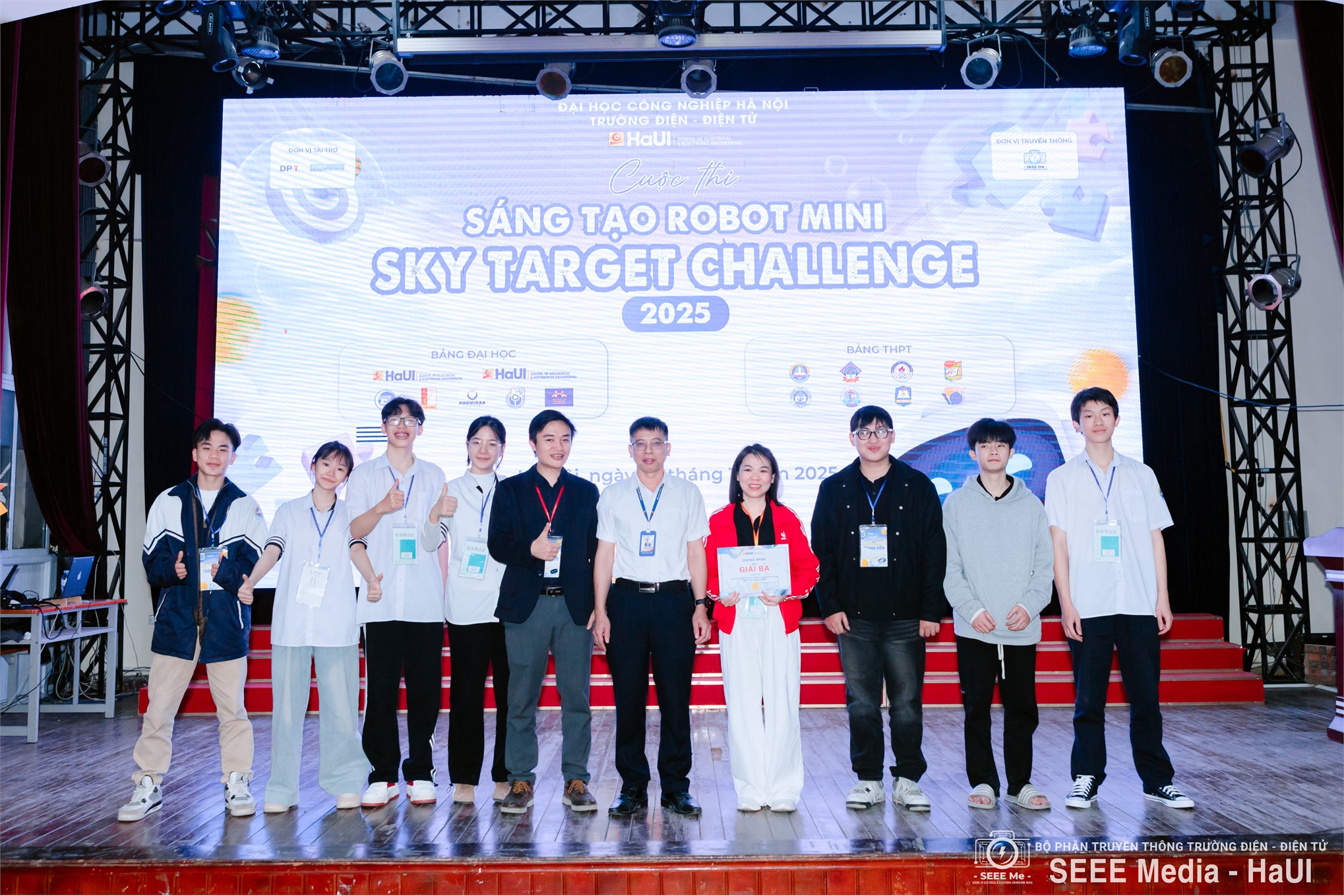 Sôi động Sky Target Challenge 2025 tại Trường Điện – Điện tử, kết nối đam mê công nghệ học sinh – sinh viên