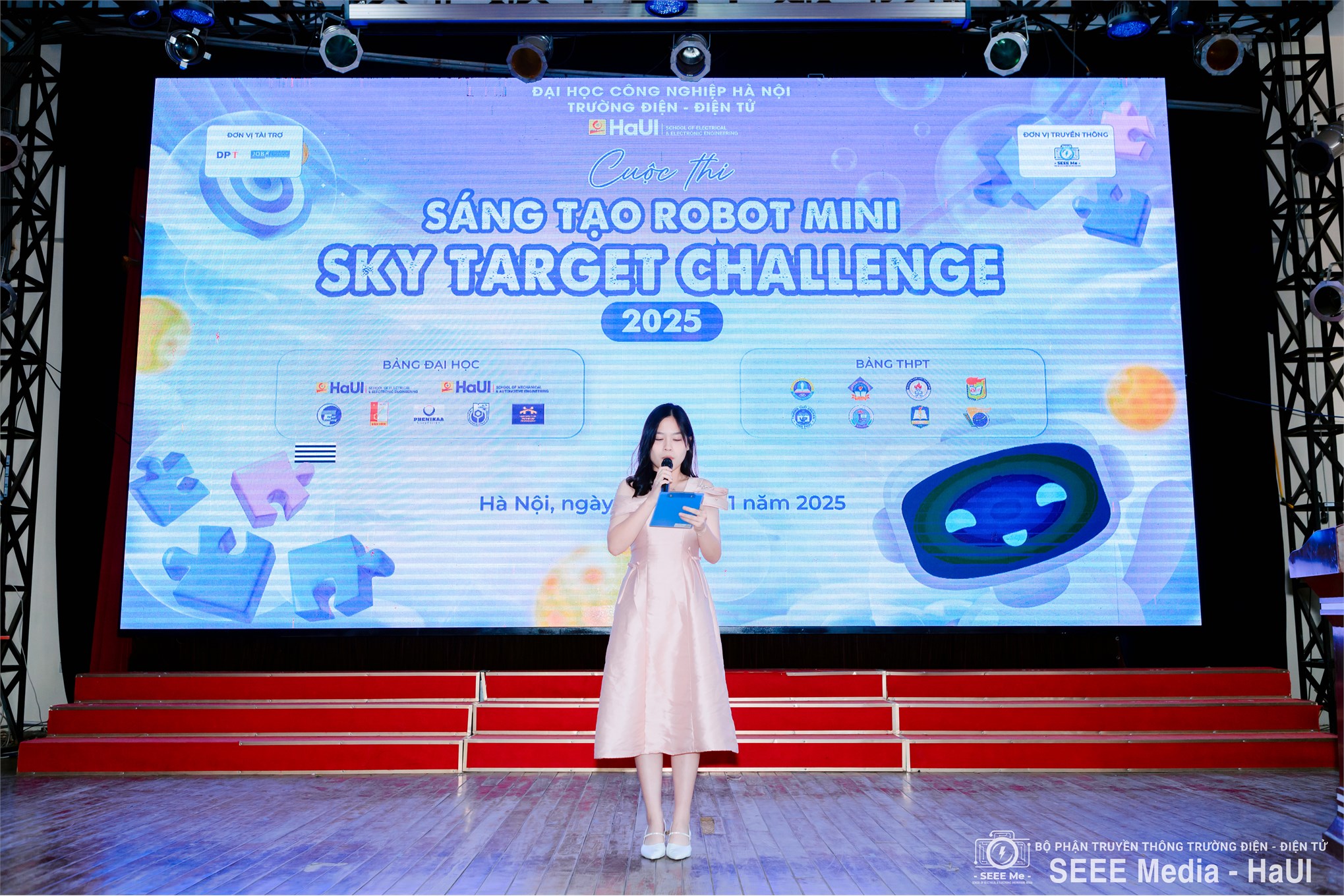 Sôi động Sky Target Challenge 2025 tại Trường Điện – Điện tử, kết nối đam mê công nghệ học sinh – sinh viên