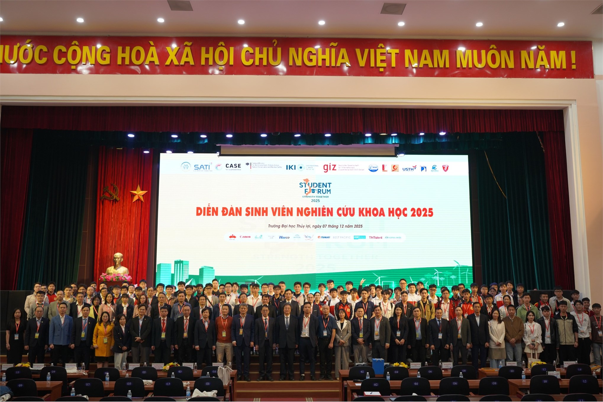 Sinh viên Trường Điện – Điện tử (Đại học Công nghiệp Hà Nội) đạt thành tích xuất sắc tại Diễn đàn Sinh viên Nghiên cứu Khoa học 2025 (SF25)
