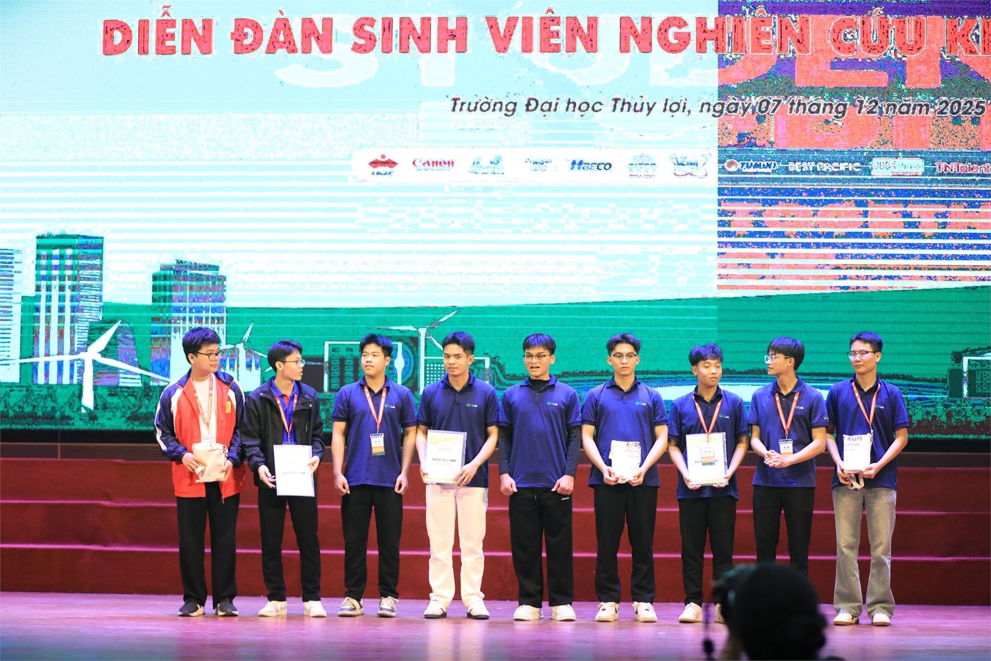 Sinh viên Trường Điện – Điện tử (Đại học Công nghiệp Hà Nội) đạt thành tích xuất sắc tại Diễn đàn Sinh viên Nghiên cứu Khoa học 2025 (SF25)