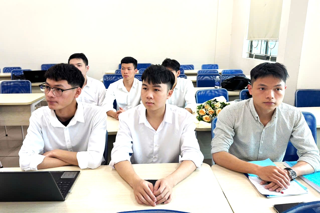 Từ giảng đường đến doanh nghiệp: Gần 200 sinh viên Trường Điện – Điện tử tự tin bước vào thị trường lao động chất lượng cao