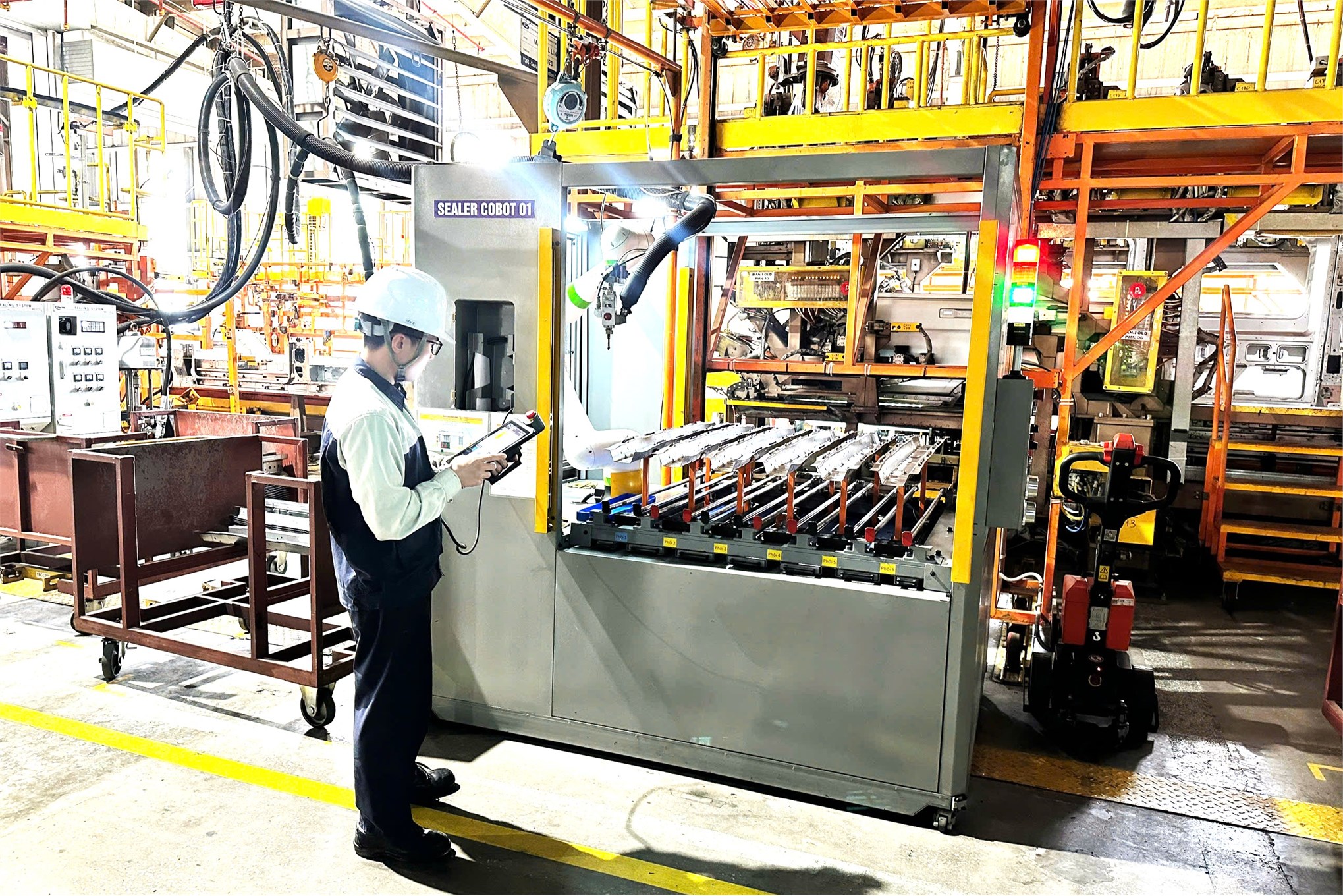 Từ giảng đường đến doanh nghiệp: Gần 200 sinh viên Trường Điện – Điện tử tự tin bước vào thị trường lao động chất lượng cao