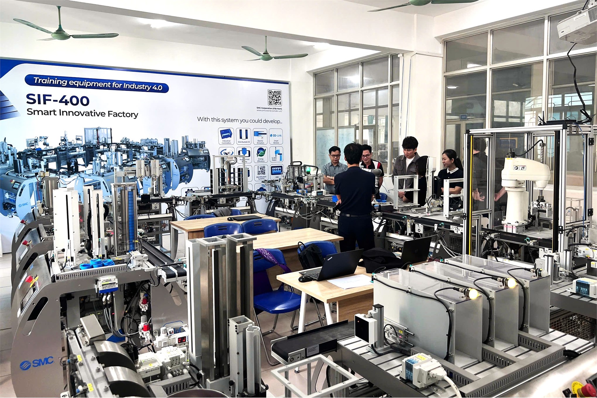 Giảng viên Trường Điện – Điện tử, Đại học Công nghiệp tiếp nhận chuyển giao công nghệ công nghiệp 4.0 từ Công ty TNHH SMC Corporation (Việt Nam)