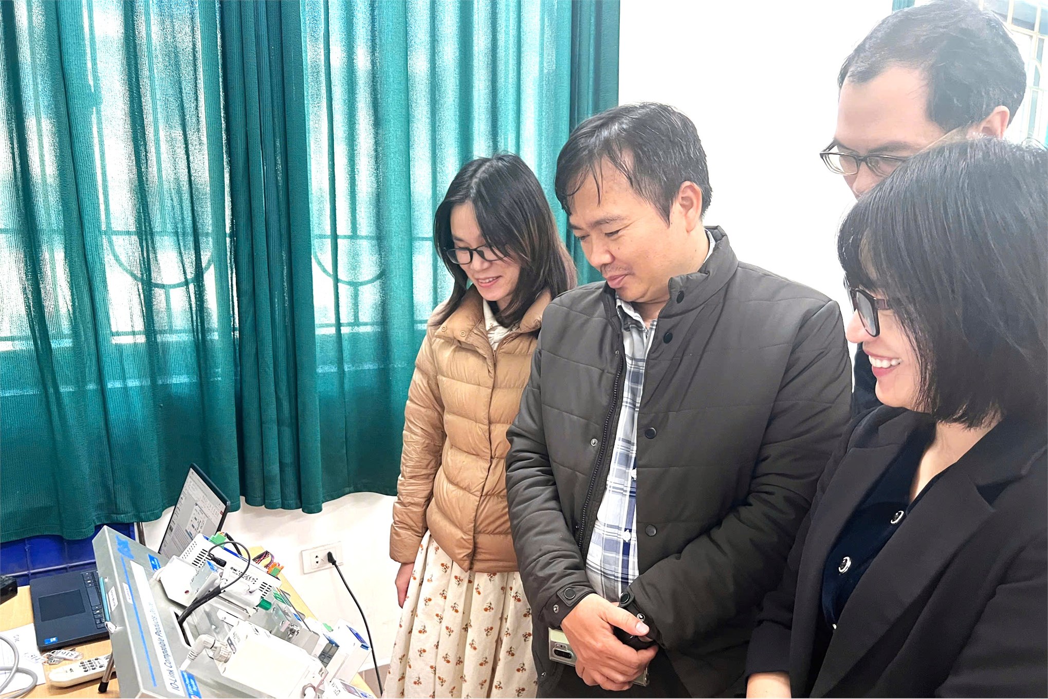 Giảng viên Trường Điện – Điện tử, Đại học Công nghiệp tiếp nhận chuyển giao công nghệ công nghiệp 4.0 từ Công ty TNHH SMC Corporation (Việt Nam)